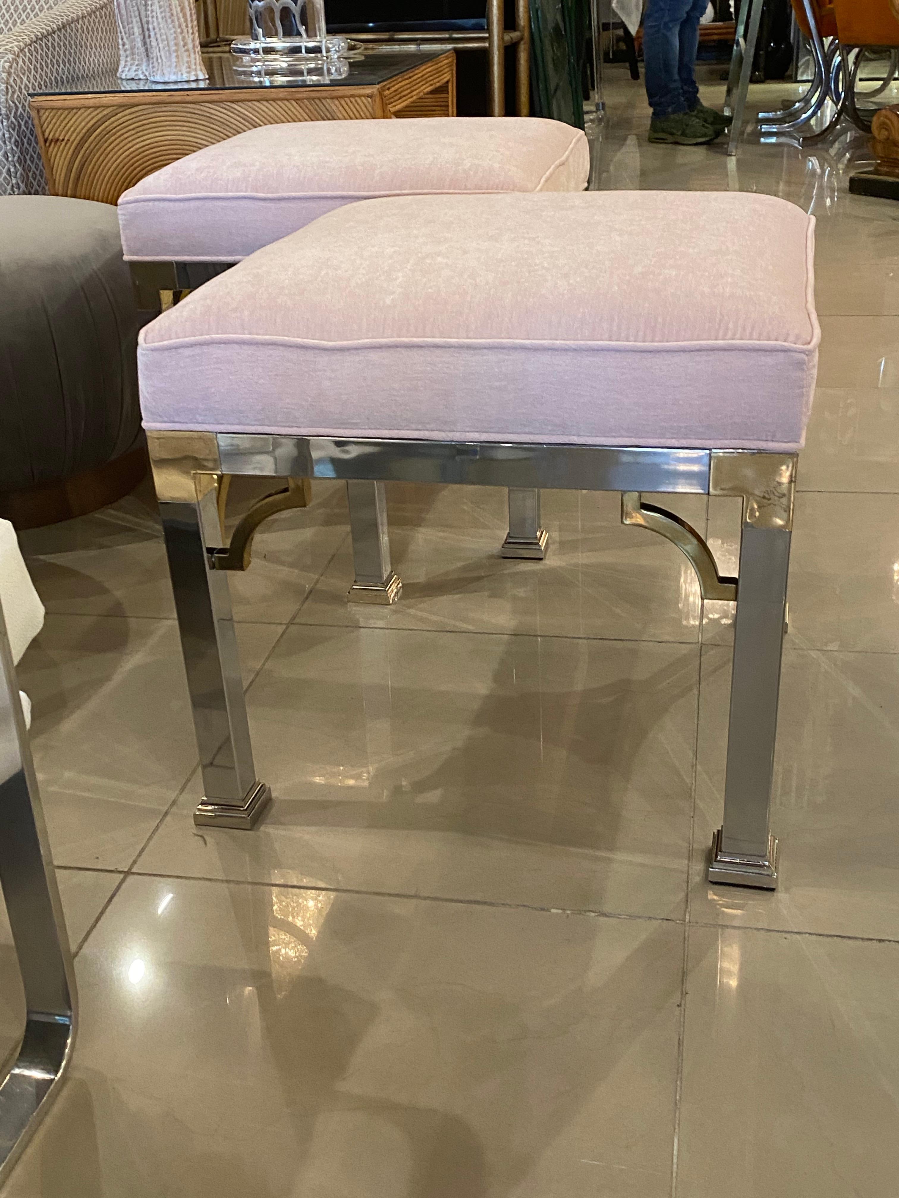 Paar gepolsterte Vintage-Hocker und Ottomane aus Chrom und Messing mit rosa Samtbezug (amerikanisch) im Angebot