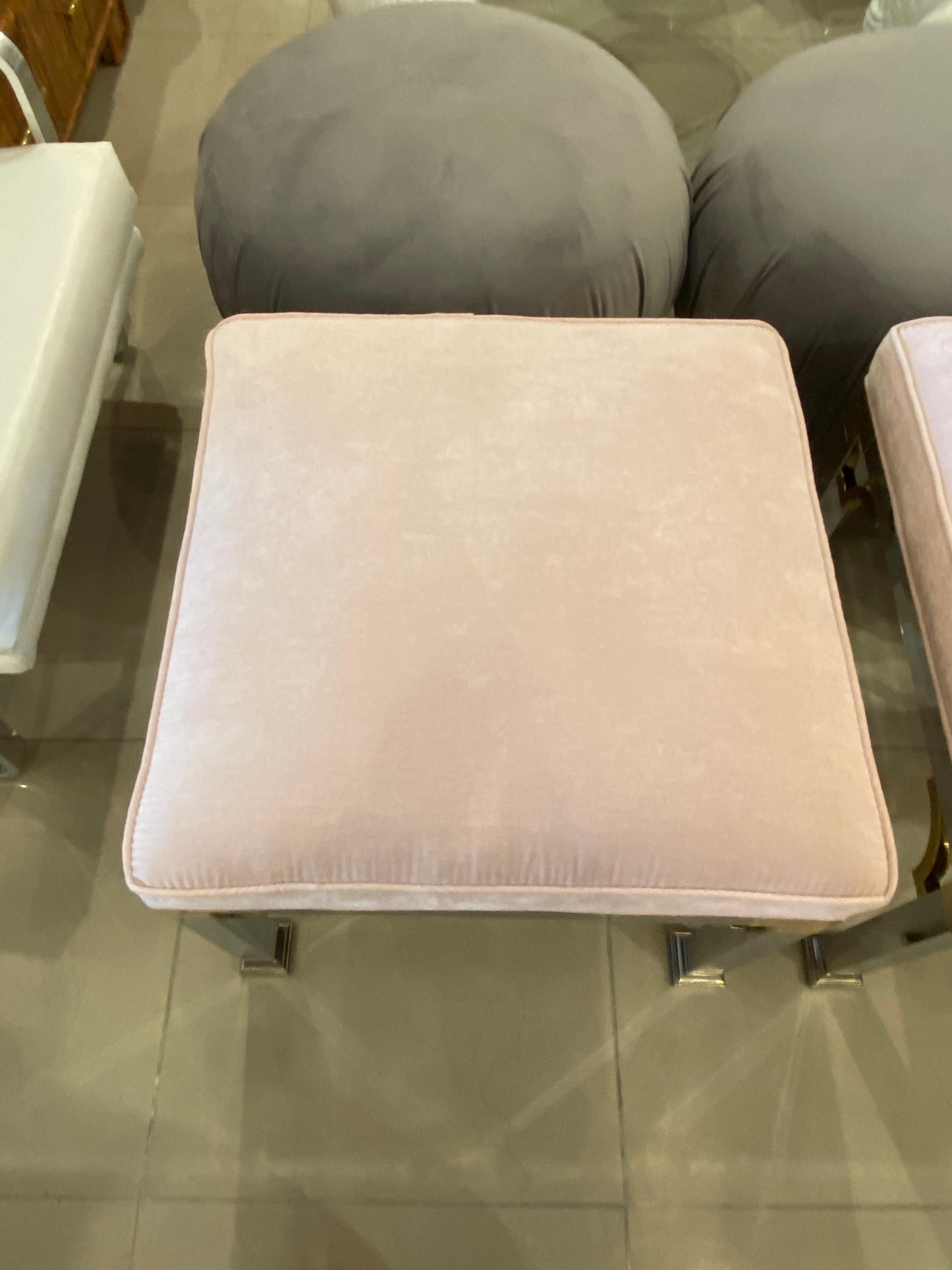 Paar gepolsterte Vintage-Hocker und Ottomane aus Chrom und Messing mit rosa Samtbezug im Angebot 3