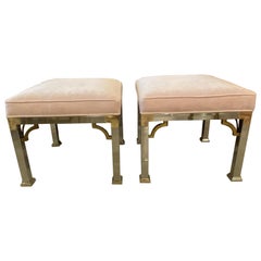 Paire de tabourets d'ottomans vintage chromés et rembourrés en laiton et velours rose