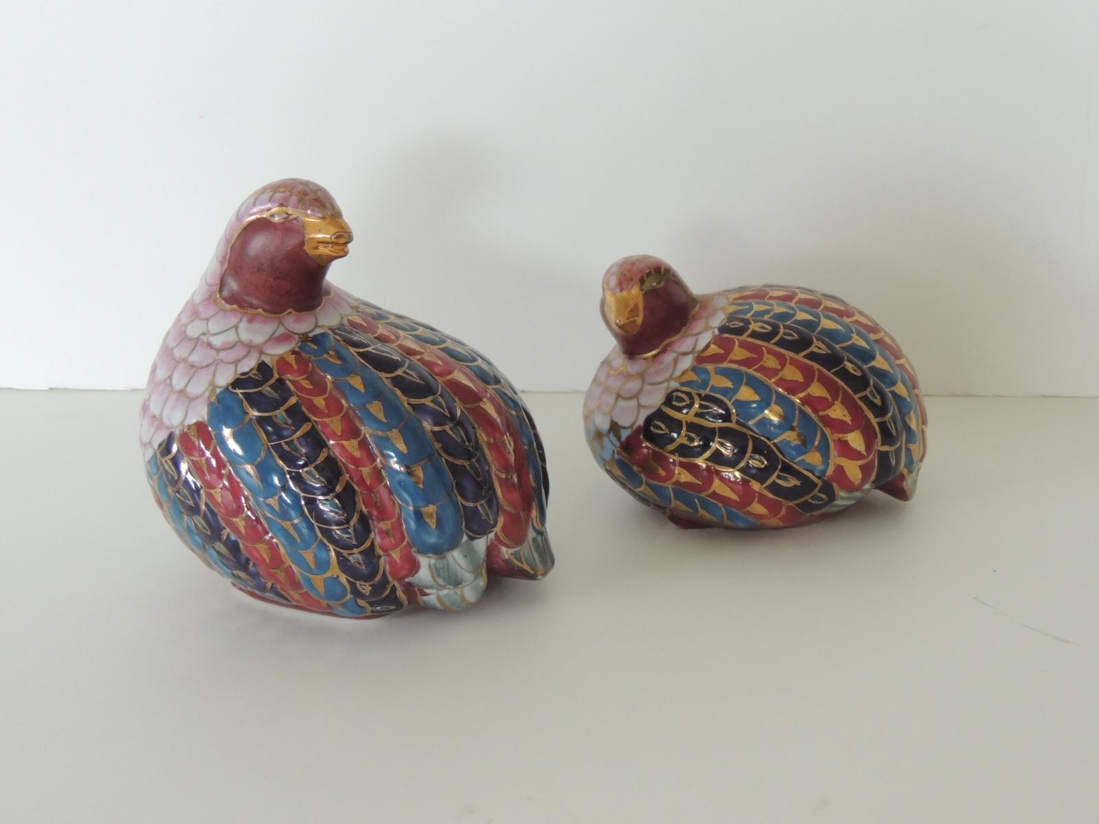 Vieille paire de cailles de style cloisonné. 
Paire d'oiseaux colorés dans des tons de rose:: bleu:: bordeaux et turquoise avec des accents dorés. 
Mesures : Mâle 5::5