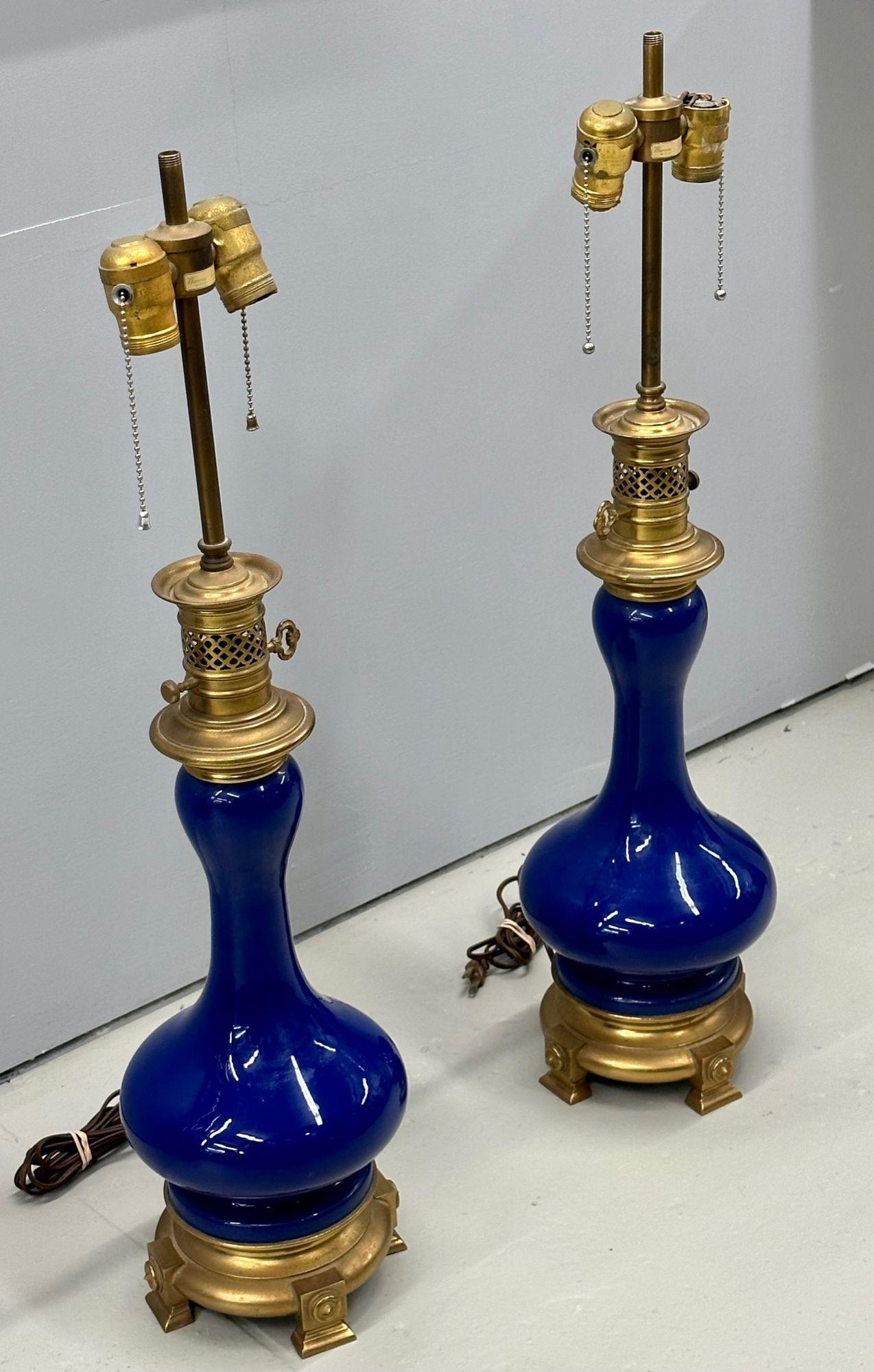 Américain Paire de lampes de bureau vintage en porcelaine bleu cobalt Warren Kessler, laiton, étiquetée en vente