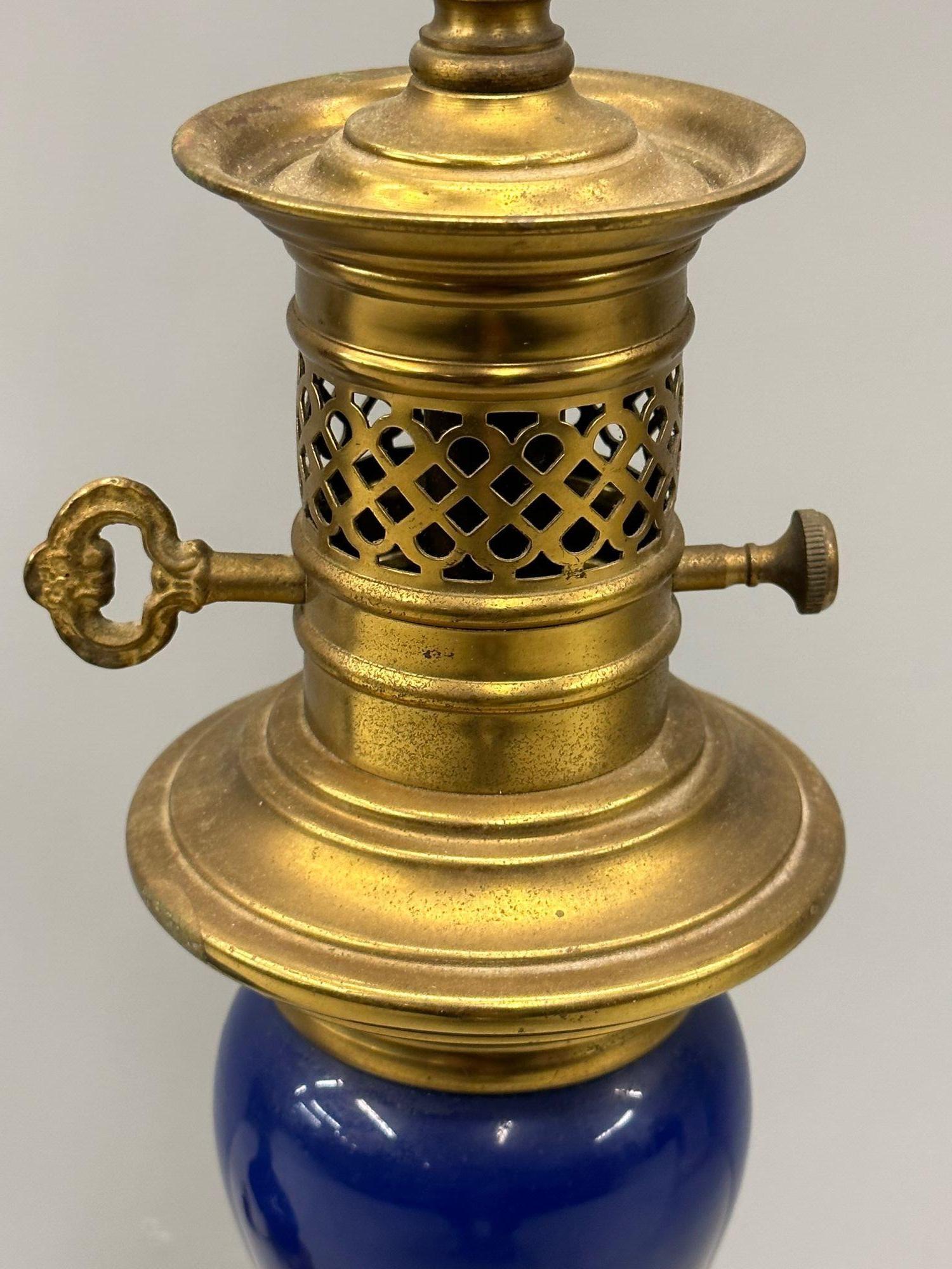 Paire de lampes de bureau vintage en porcelaine bleu cobalt Warren Kessler, laiton, étiquetée Bon état - En vente à Manhasset, NY