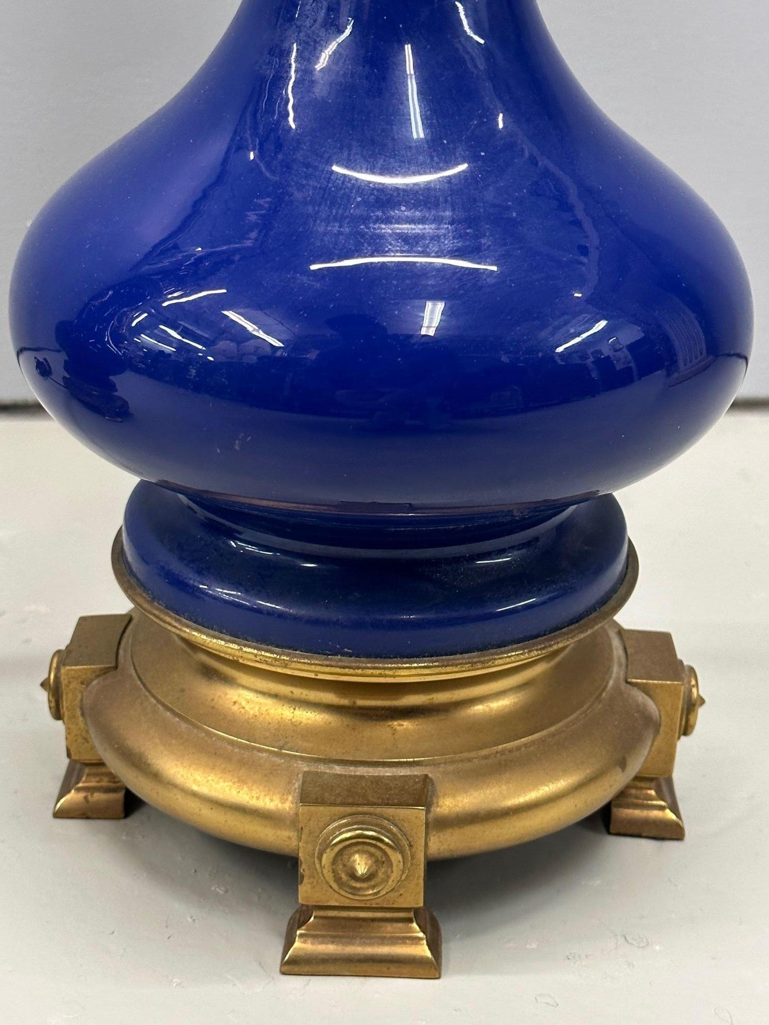 Milieu du XXe siècle Paire de lampes de bureau vintage en porcelaine bleu cobalt Warren Kessler, laiton, étiquetée en vente