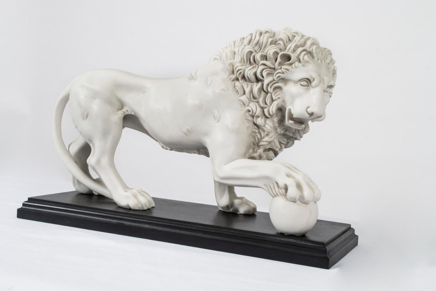 Vintage Pair of Composite Marble Sculptures Medici Lions 20th C In Good Condition In London, GB