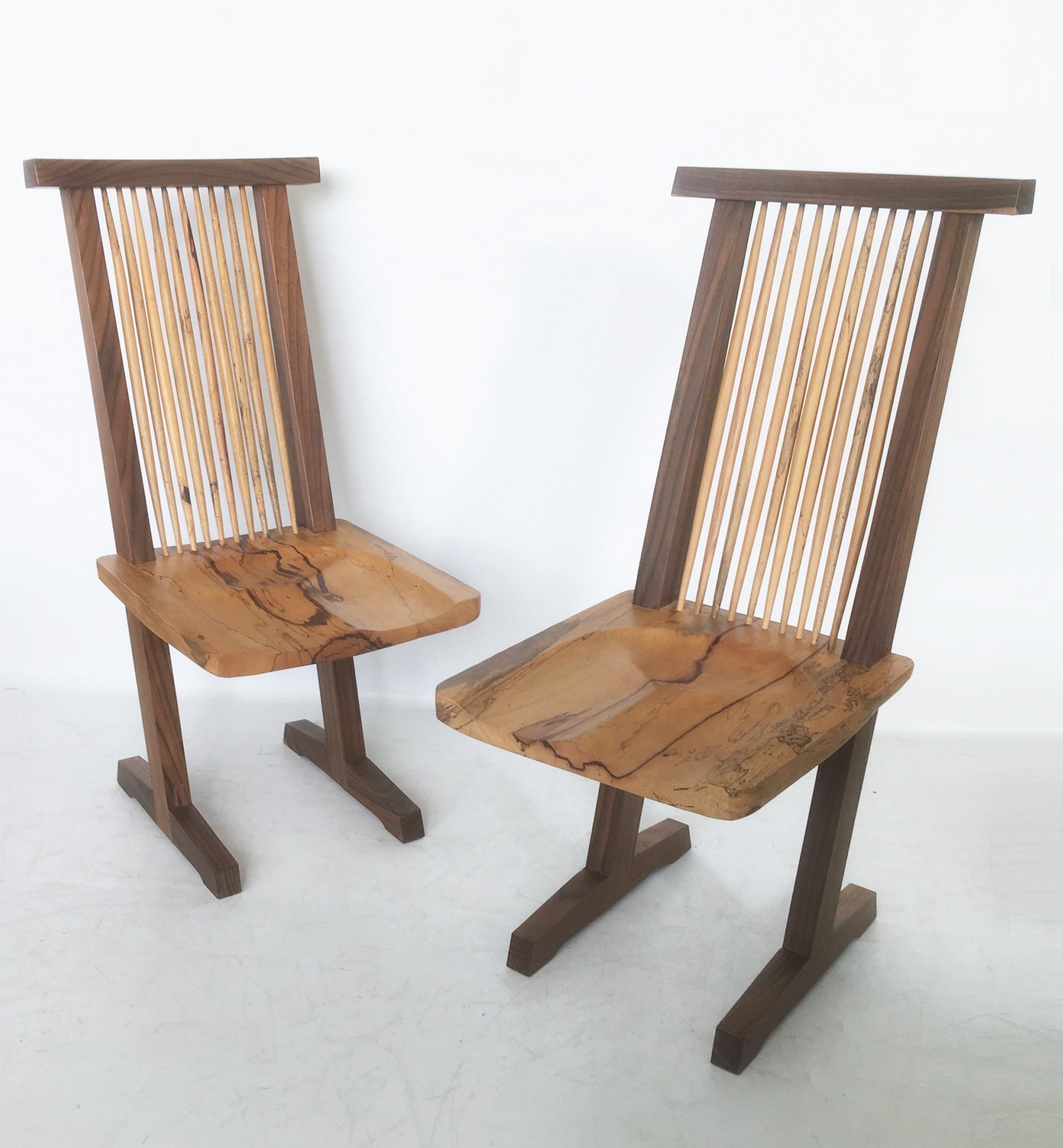 Bois Vieille paire de chaises conoïdes:: d'après George Nakashima en vente