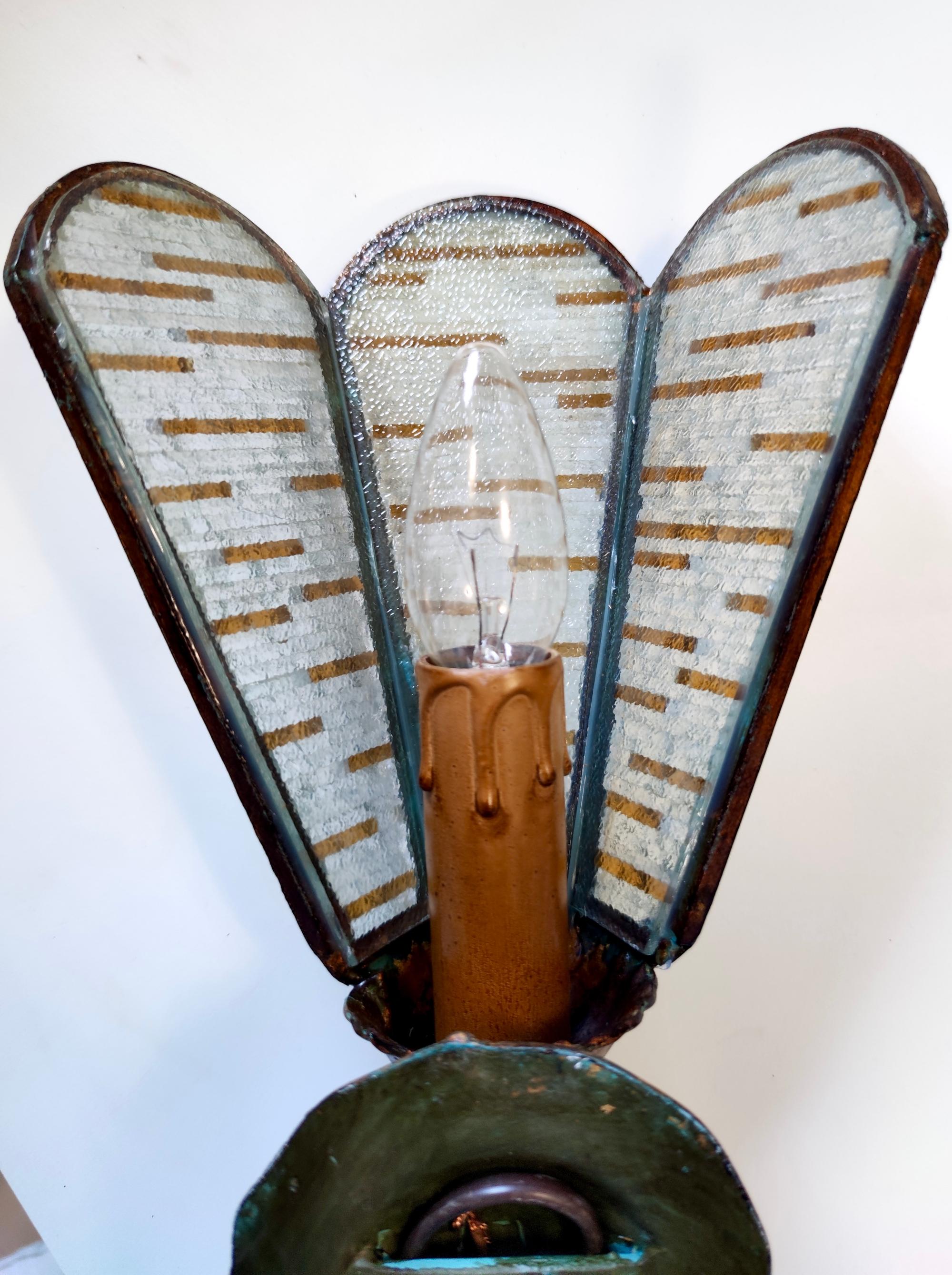 Milieu du XXe siècle Paire vintage d'appliques / Lights en cuivre et verre de Murano, Italie en vente