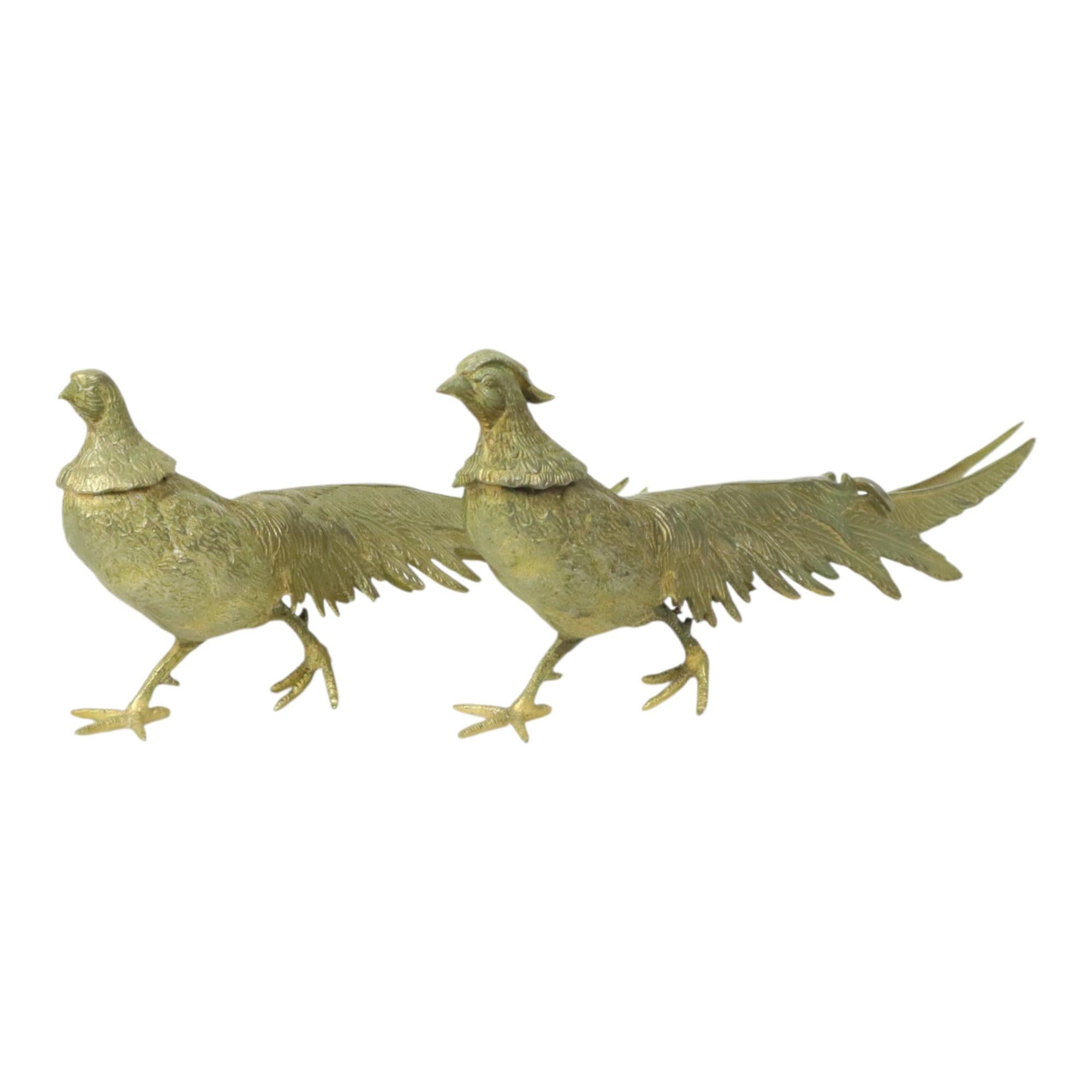 Coppia di fagiani d'epoca, sculture di una gallina e di un gallo con dettagli raffinati, realizzate in lega di zinco placcata in rame, provenienti dalla Francia nella seconda metà del XX secolo.

Questi oggetti presentano una bella patina di età sul