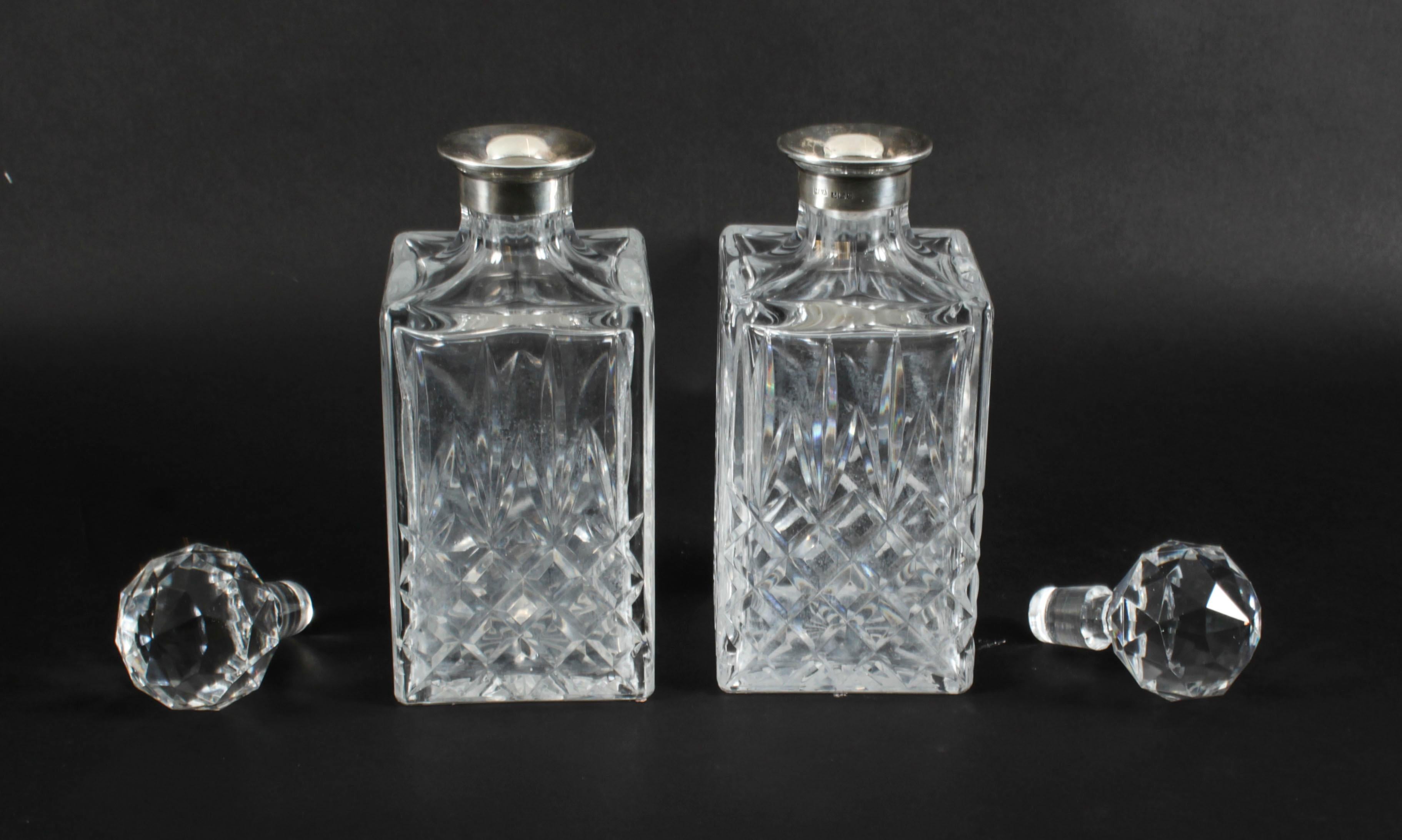 Vintage Pair of Cut Crystal Glass Liqueur Decanters Birmingham 1978 20th C In Good Condition For Sale In London, GB