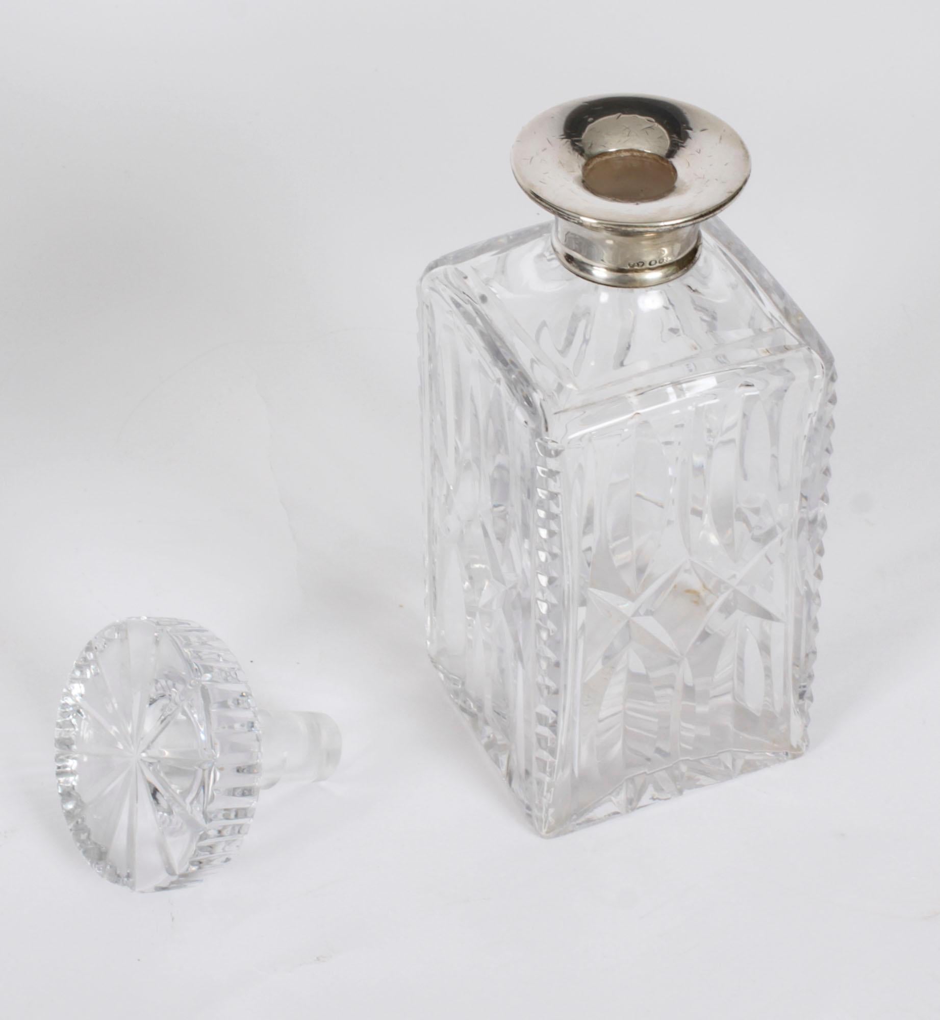 Pareja vintage de decantadores de cristal tallado con montura de plata Londres, 1966 12