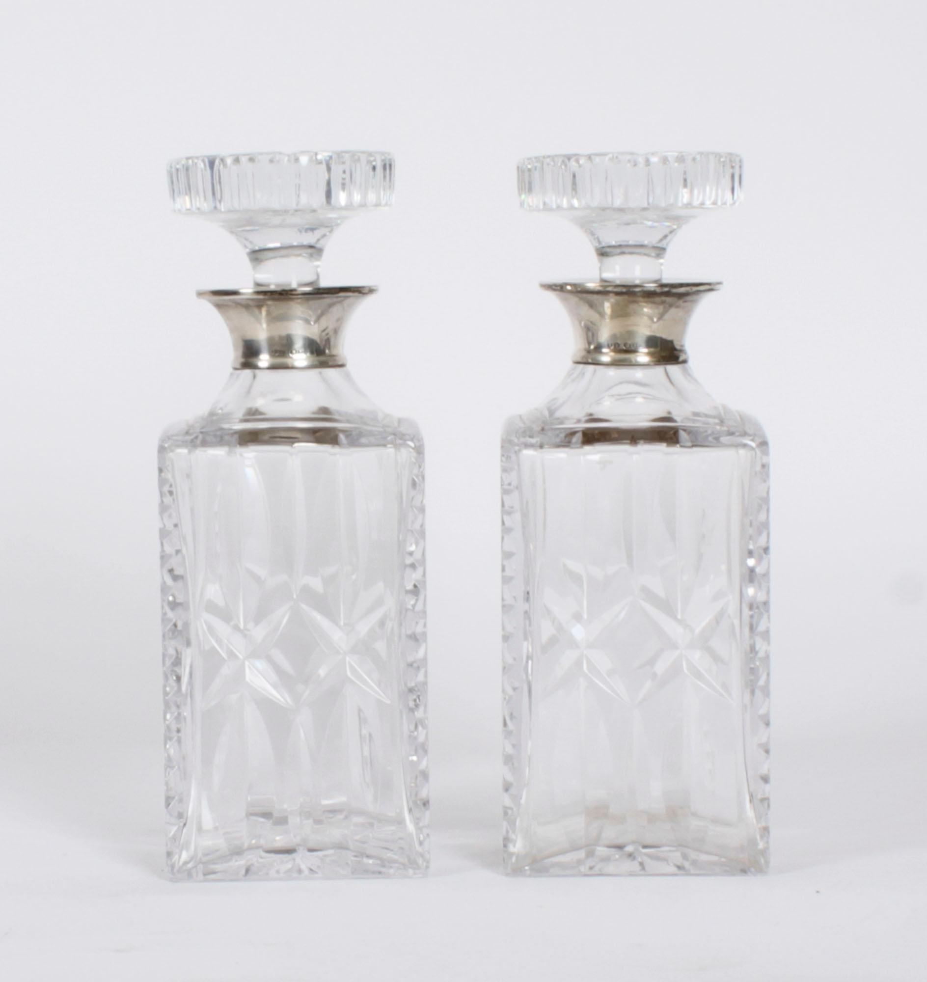 Magnífico par de decantadores y tapones cuadrados de cristal de época montados en plata esterlina con diseño de diamante, con marcas de fábrica  para Londres, 1966 y la marca del fabricante Preece & Willicombe.

Los decantadores cónicos de cristal