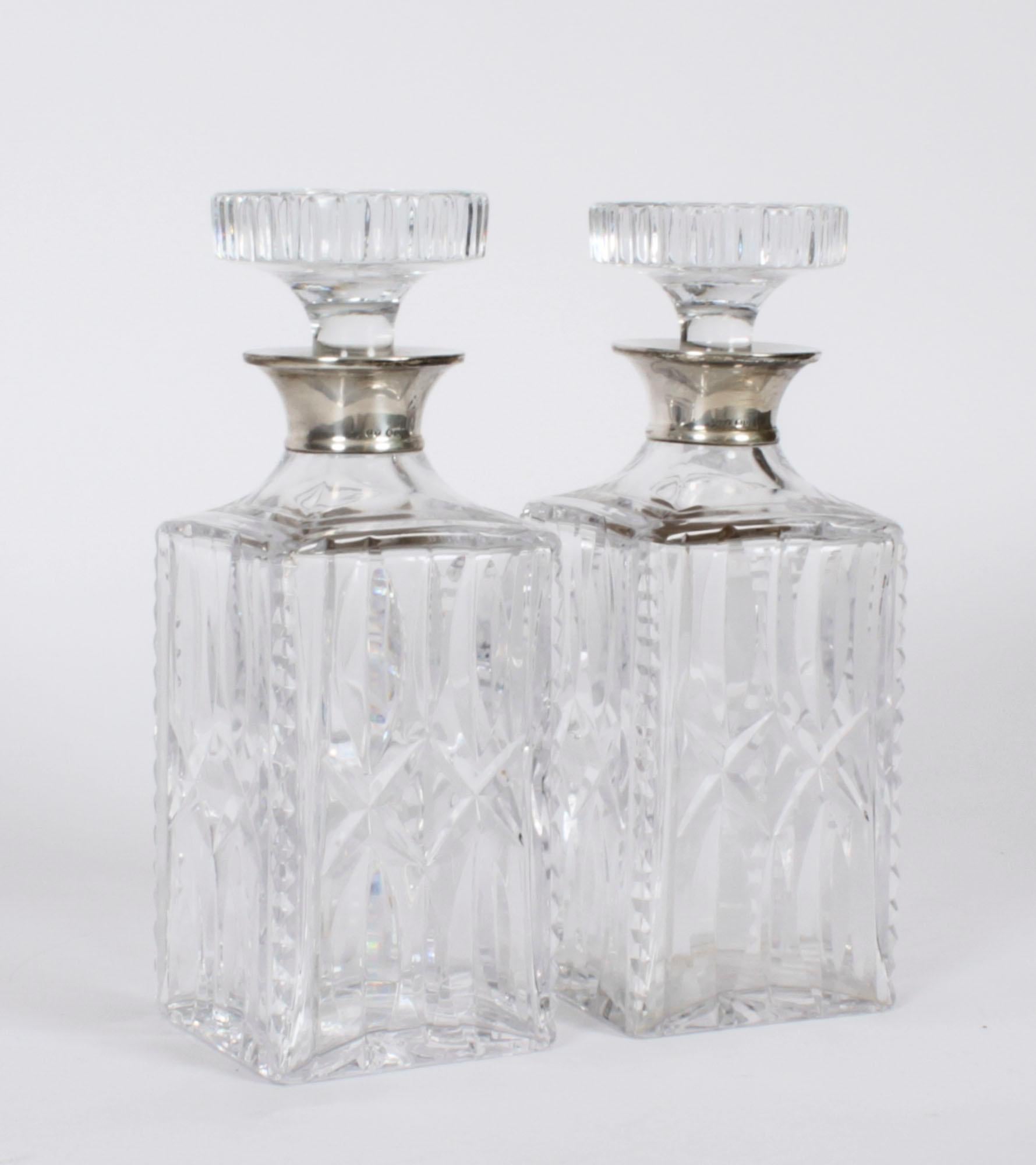 Pareja vintage de decantadores de cristal tallado con montura de plata Londres, 1966 14
