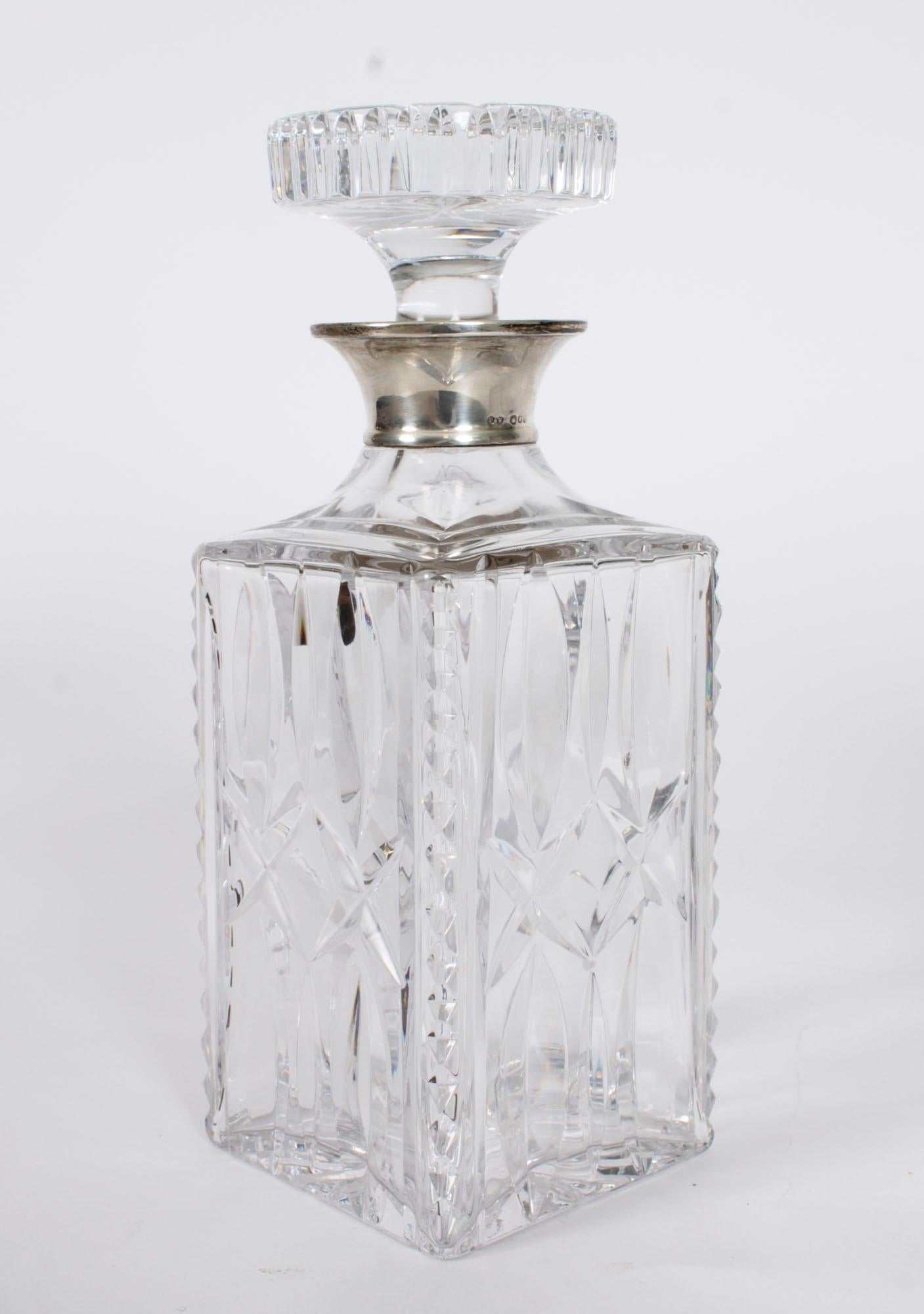 Pareja vintage de decantadores de cristal tallado con montura de plata Londres, 1966 Plata esterlina