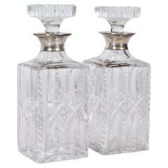 Coppia di decanter in cristallo tagliato montati in argento Londra, 1966