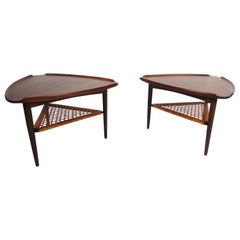 Vieille paire de tables d'appoint danoises en rotin avec plectre de guitare Poul Jensen Selig