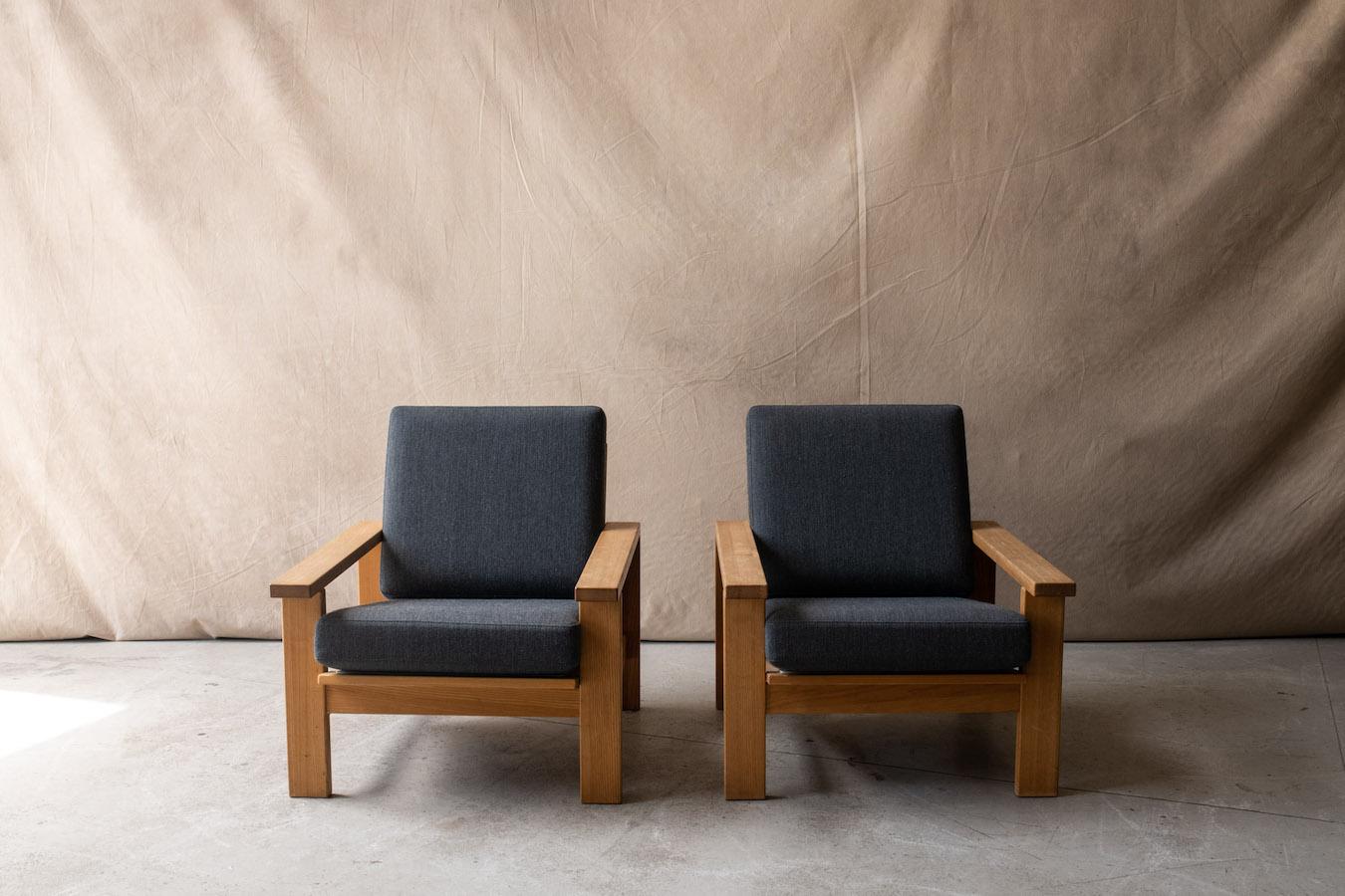 Vintage pair of lounge chairs from Denmark oak with grey wool upholstery. Solid oak construction with light wear and patina. Manufactured by Getama, Denmark.

We don't have the time to write an extensive description on each of our pieces. We prefer