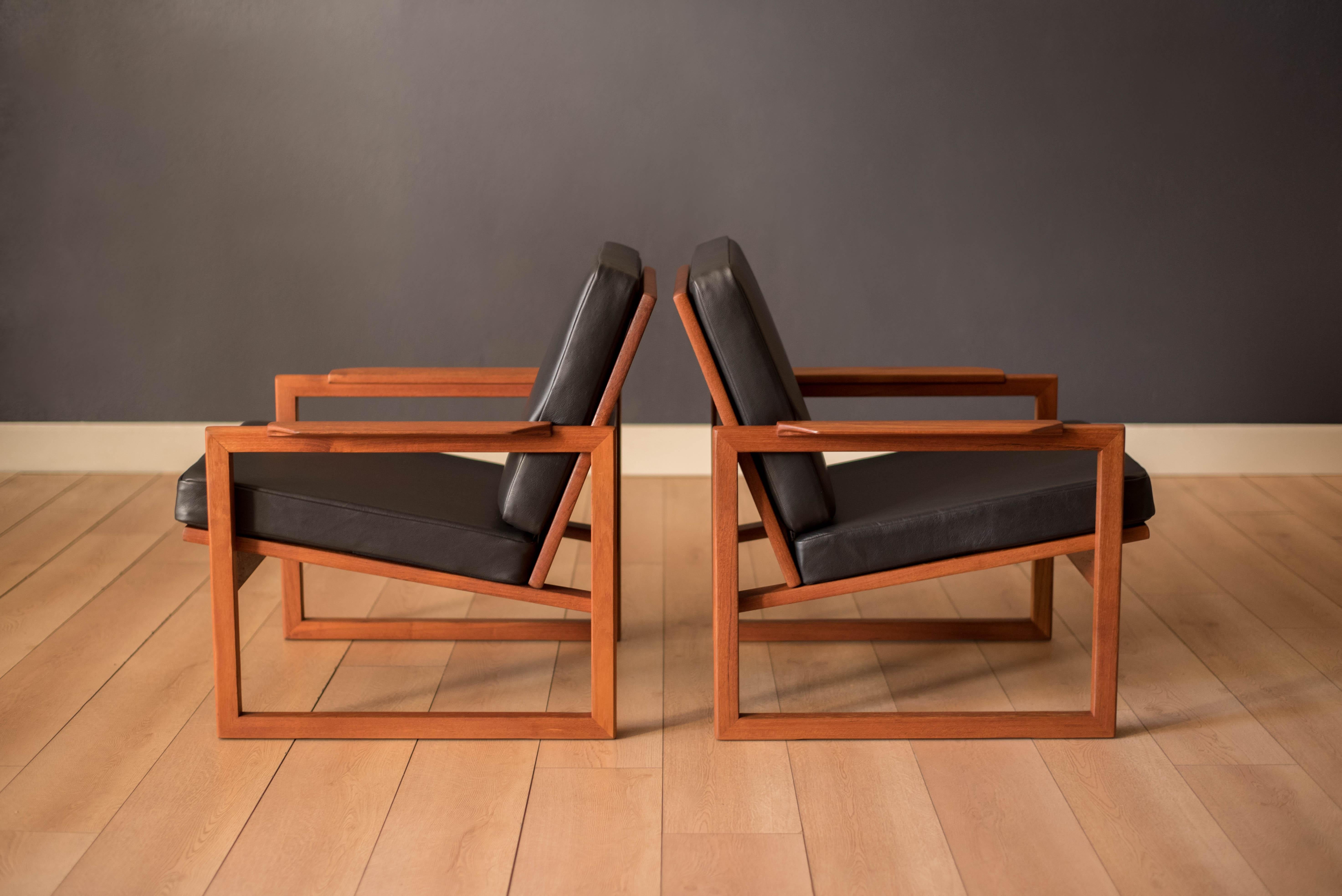 Scandinavian Modern Vintage Pair of Danish Teak and Black Leather Lounge Chairs by Sven Ellekjaer