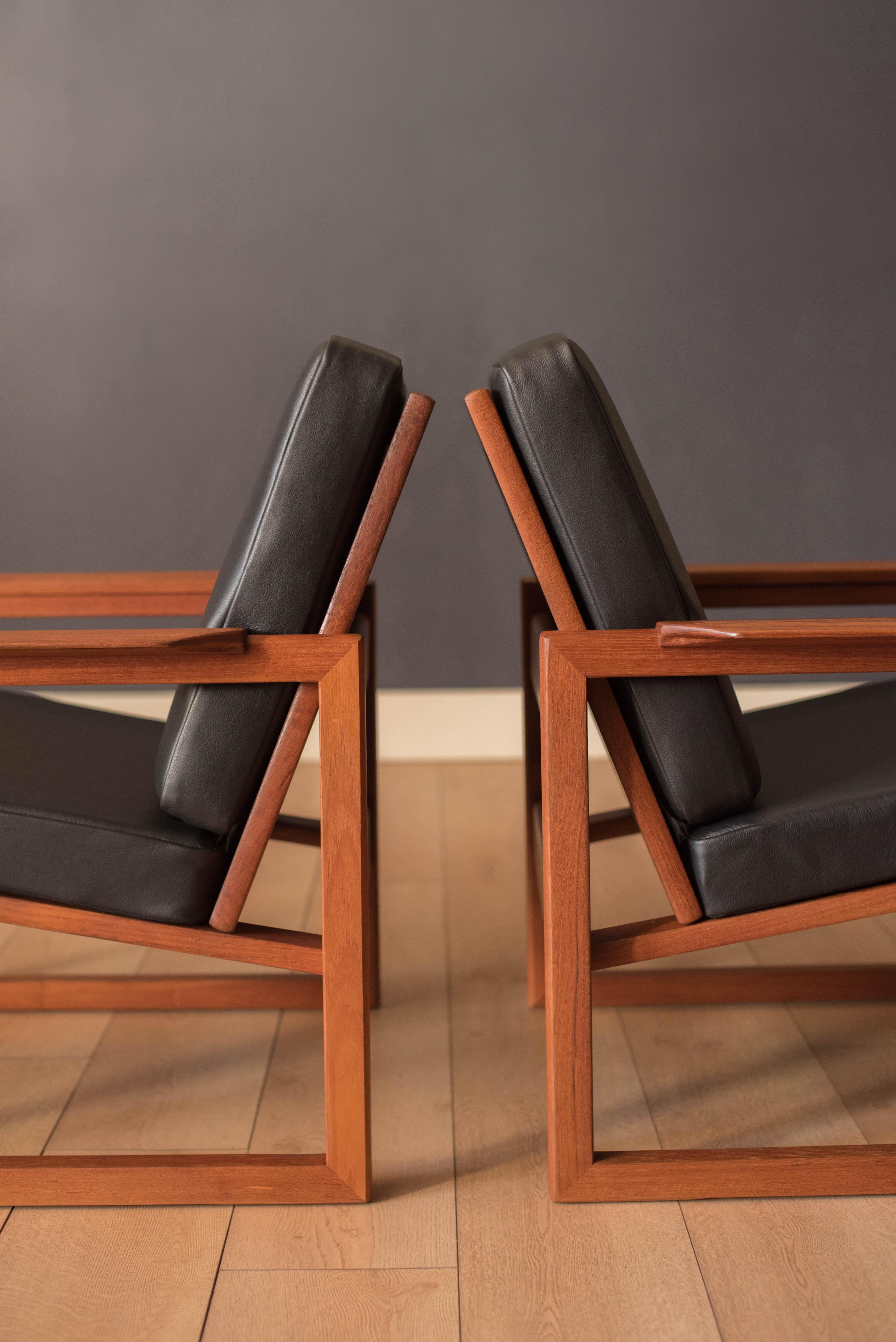 Vintage Pair of Danish Teak and Black Leather Lounge Chairs by Sven Ellekjaer In Good Condition In San Jose, CA