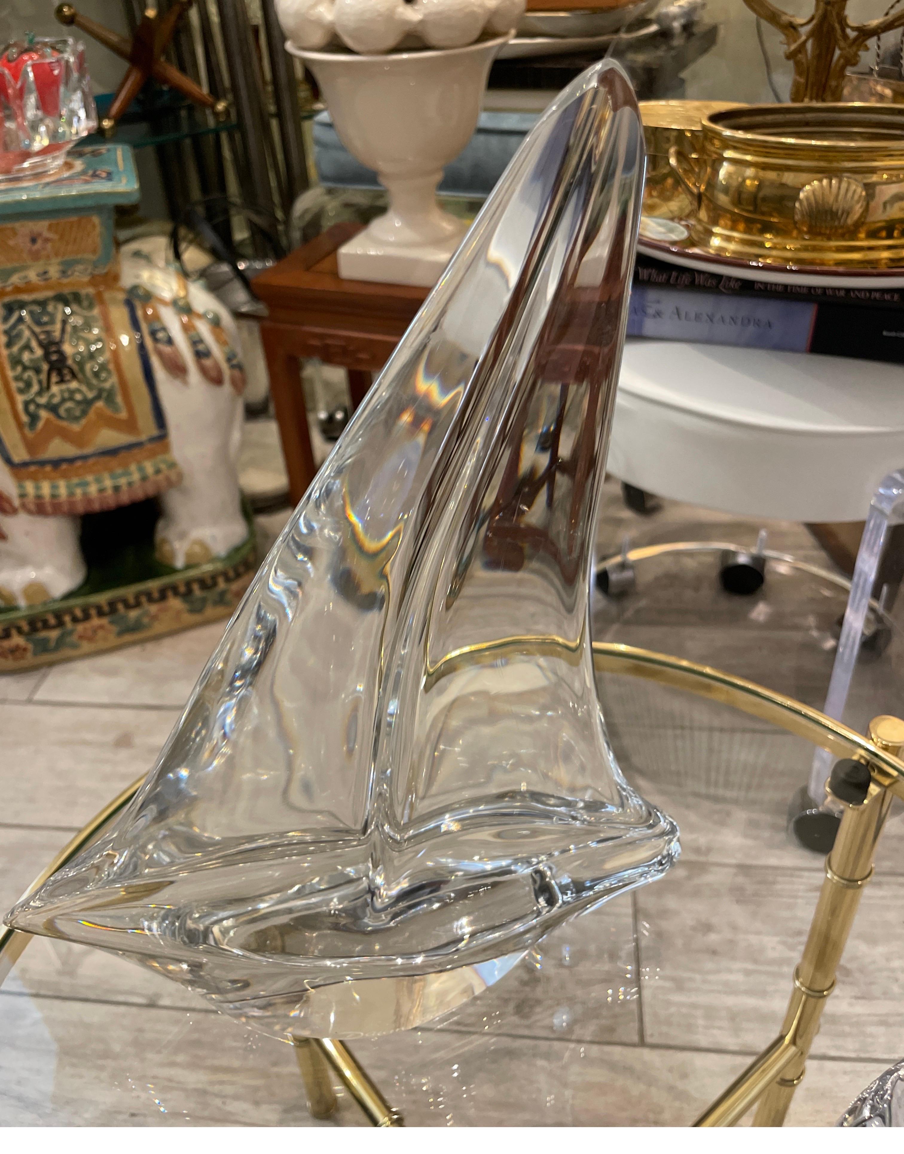 Paire vintage de sculptures de voiliers en cristal de Daum. La plus petite mesure 2,50