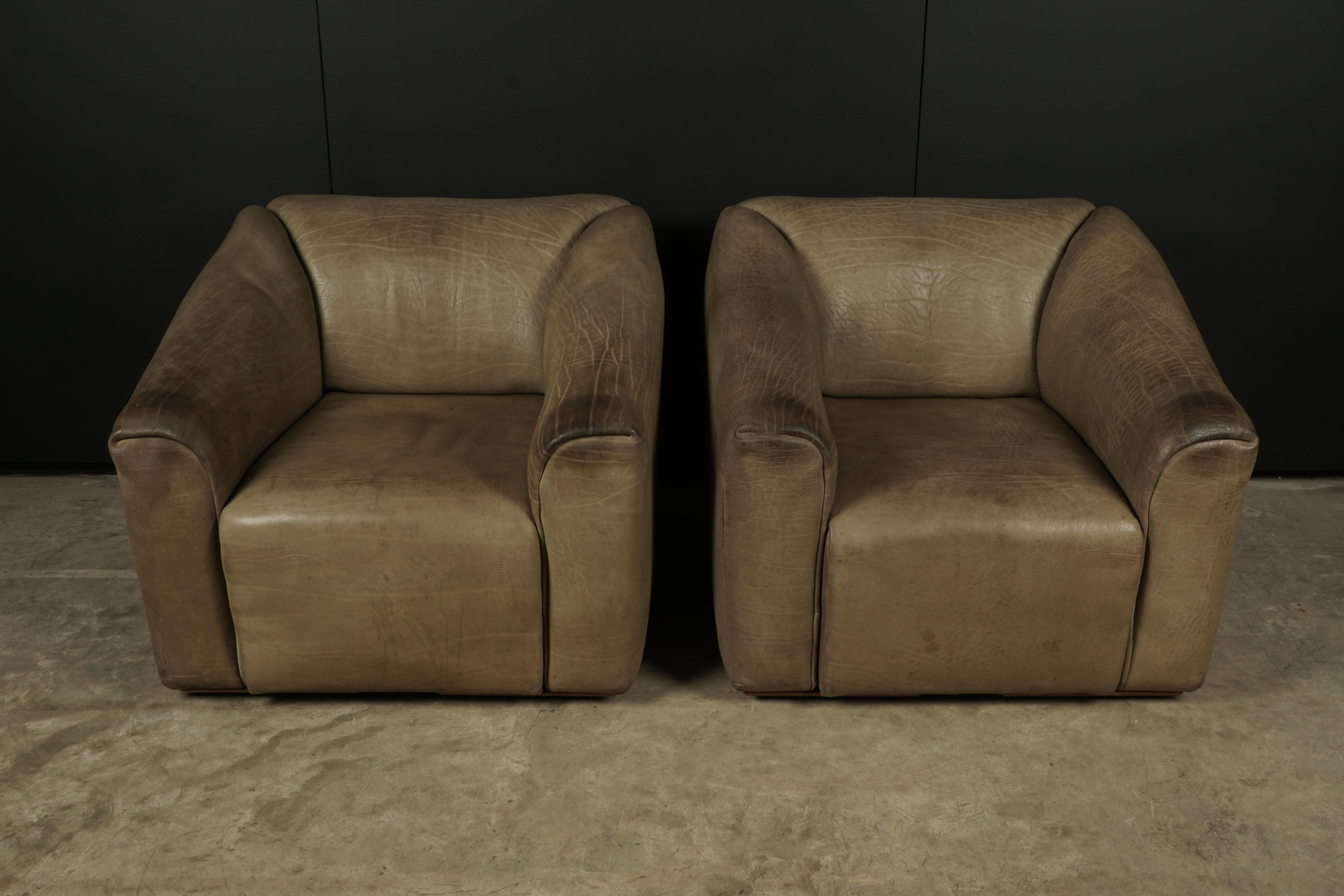 Rare vintage pair of De Sede DS 47 leather armchairs, Switzerland, 1970s. Upholstered in thick natural buffalo neck leather, with fantastic wear and patina. The seats extend six additional inches for more comfort.
