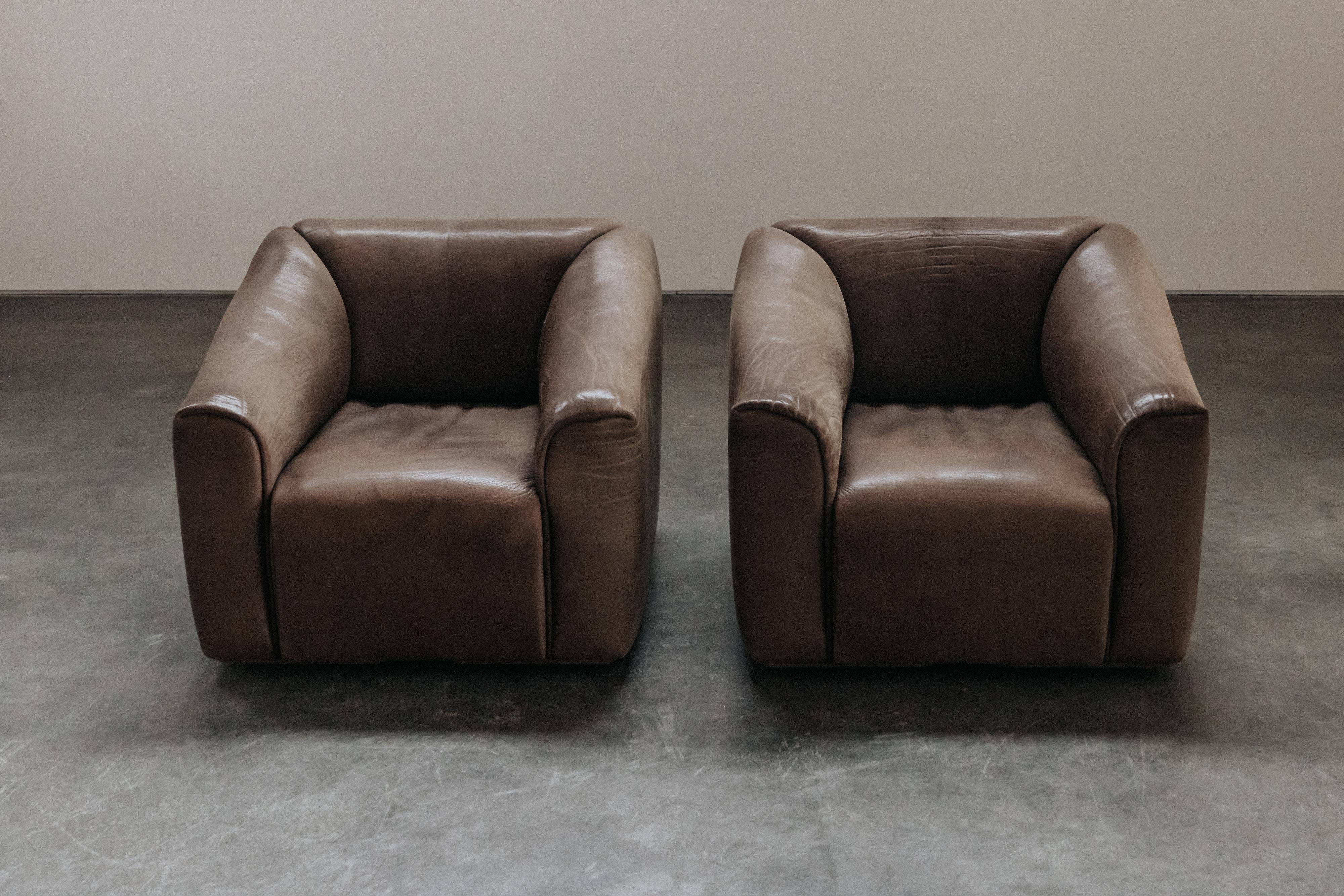 Vintage Pair of De Sede DS47 Lounge Chairs From France, Circa 1970.  Design/One très confortable en cuir brun patiné épais d'origine.  Le siège se déplie de cinq pouces pour offrir une place assise supplémentaire.  Excellent état.