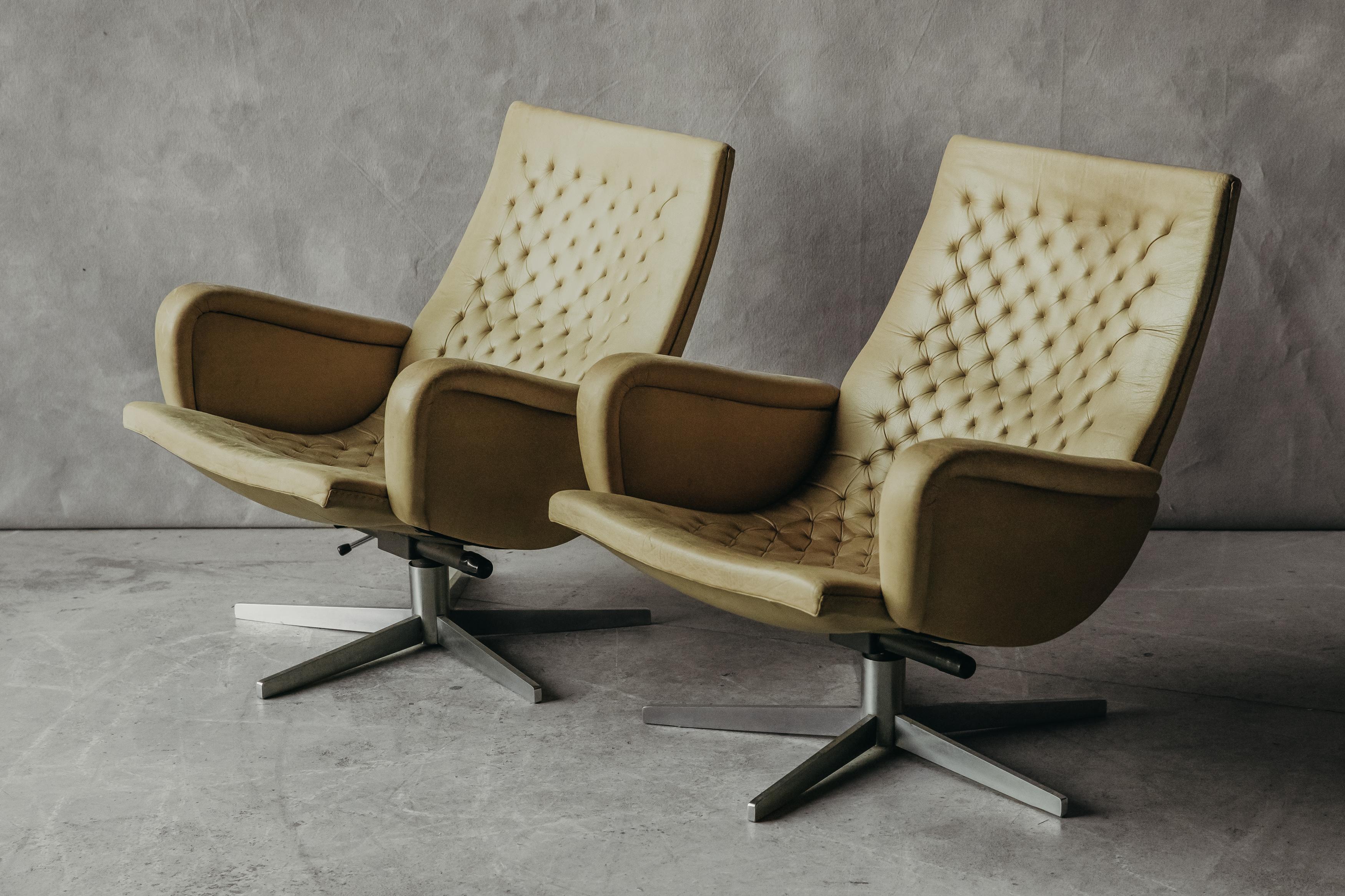 Vintage Pair of De Sede Swivel Lounge Chairs from Switzerland, circa 1970 In Good Condition In Nashville, TN