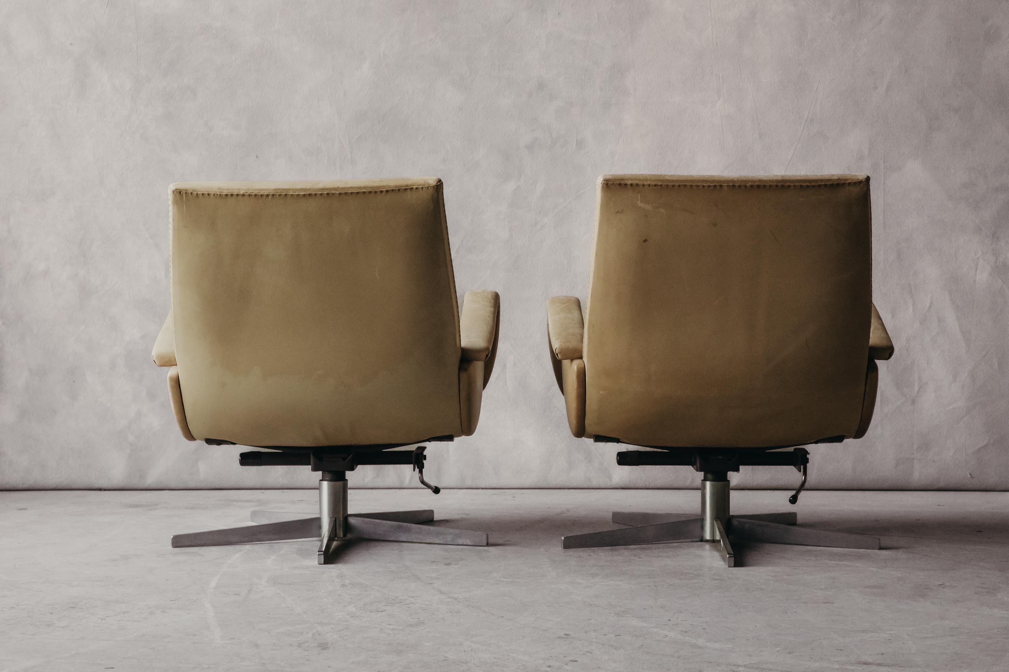Vintage Pair of De Sede Swivel Lounge Chairs from Switzerland, circa 1970 1