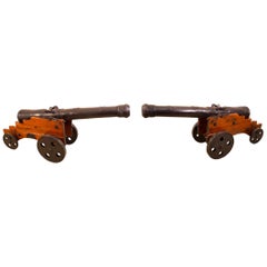 Vieille paire de canons d'artillerie décoratifs de 6 pieds en bronze 20ème siècle