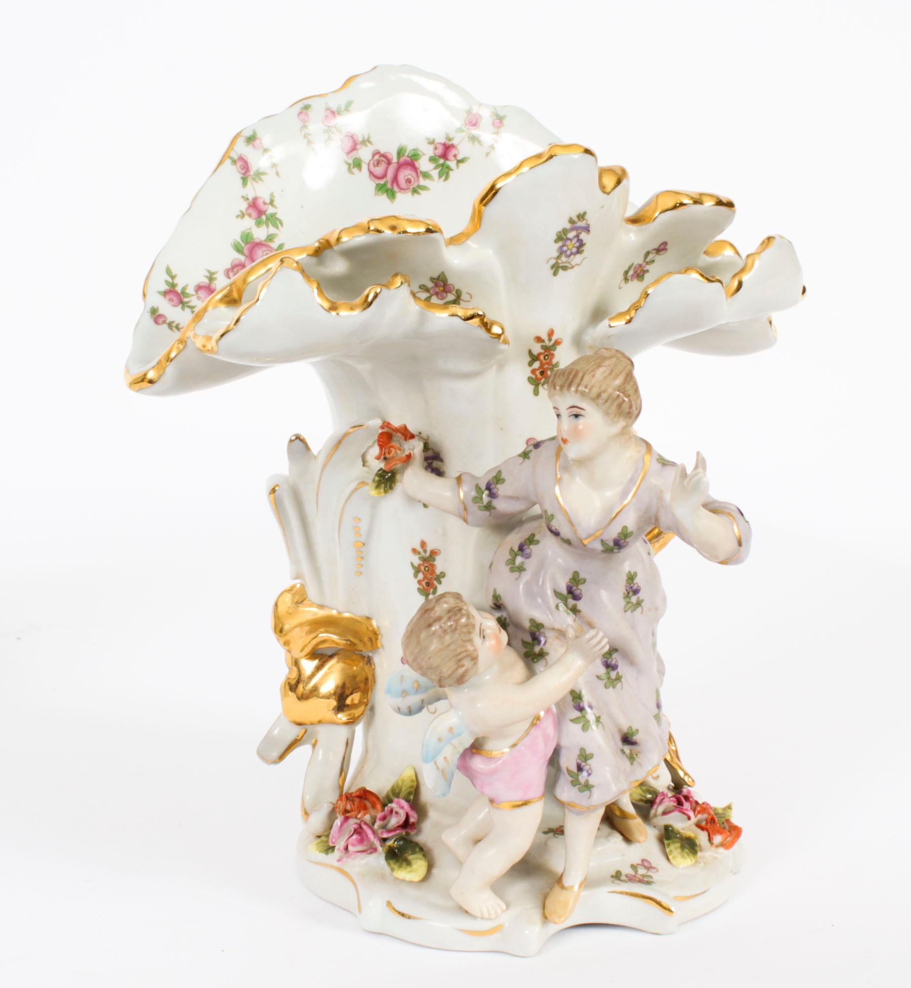 Coppia vintage di deliziosi vasi da notte in porcellana Dresden Porcelain del XX secolo in vendita 2