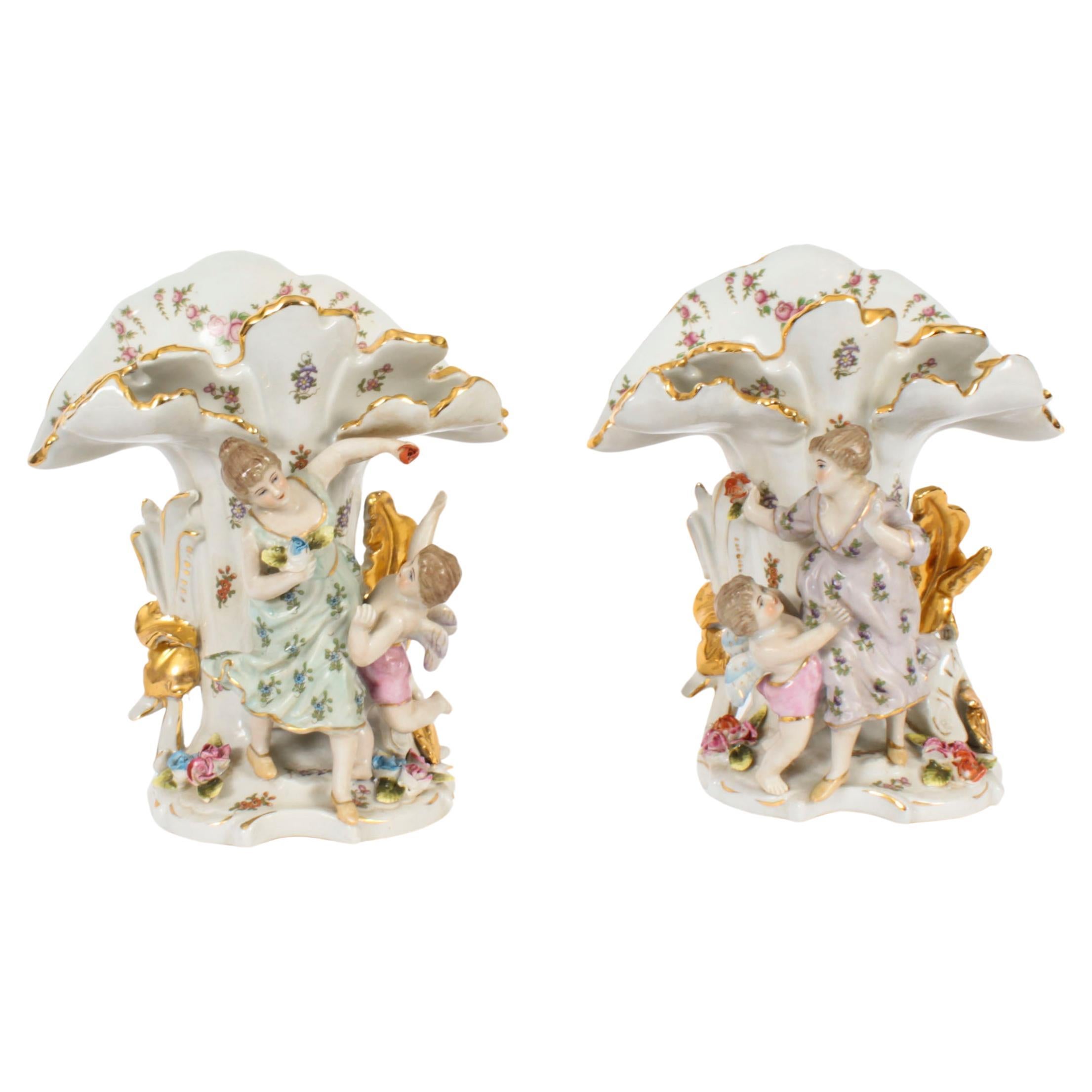 Paire de charmants vases de déversement en porcelaine de style Dresde 20ème siècle