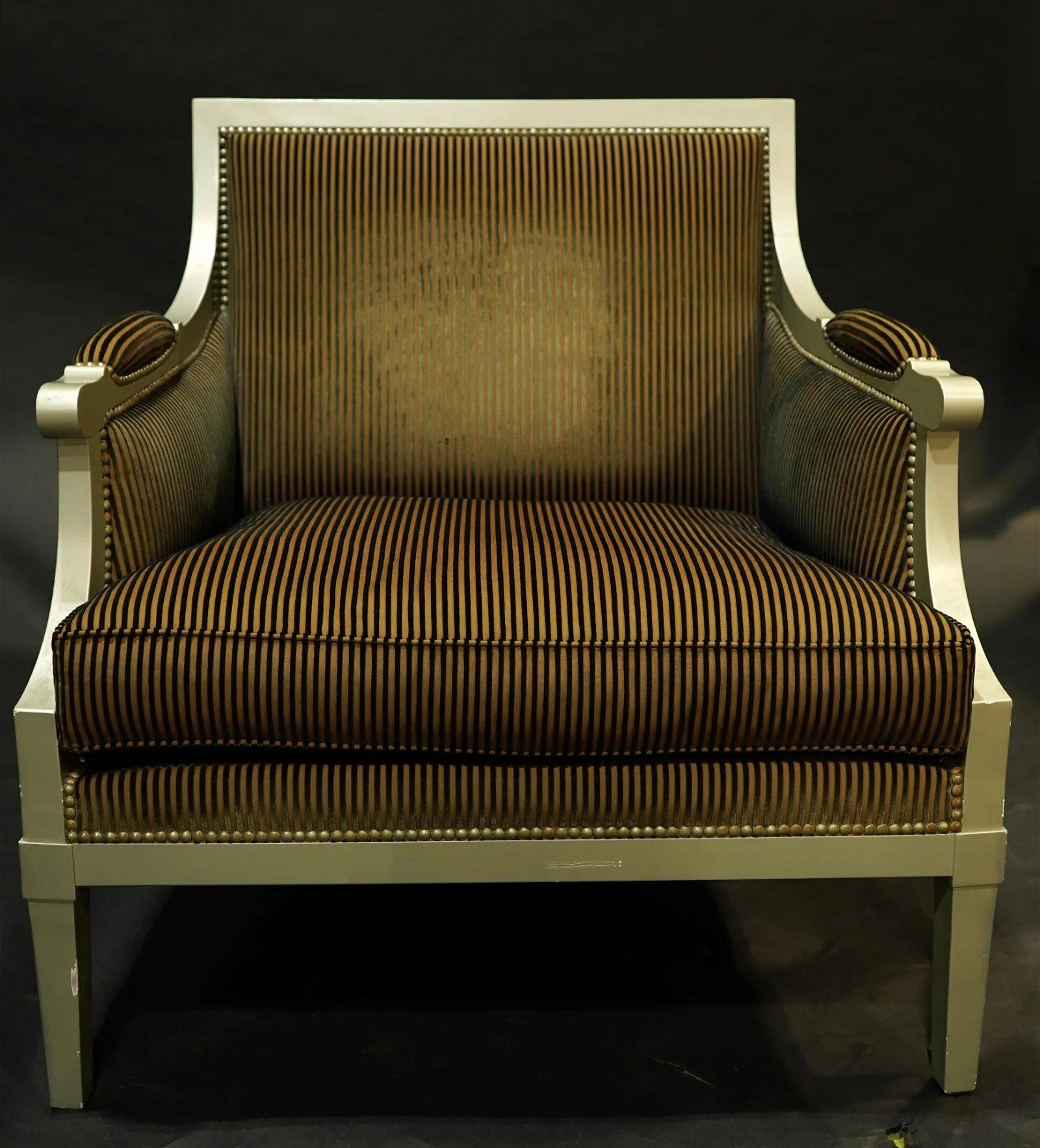 Paire de fauteuils club Roche Bobois de la fin du 20ème siècle, chacun ayant un cadre argenté, au-dessus d'une tapisserie rayée, et s'élevant sur des pieds fuselés. Coussins en duvet.

Âge : 1950 - aujourd'hui

Style de mobilier : Moderne (1970 -