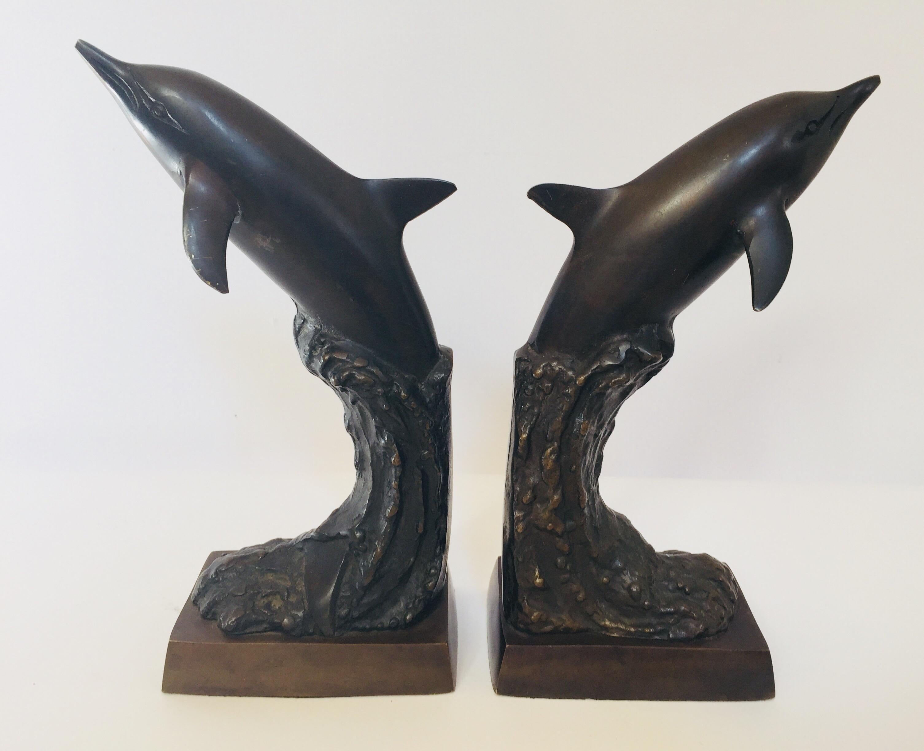 Paar Delphine-Bronze-Buchstützen, Vintage (Moderne) im Angebot