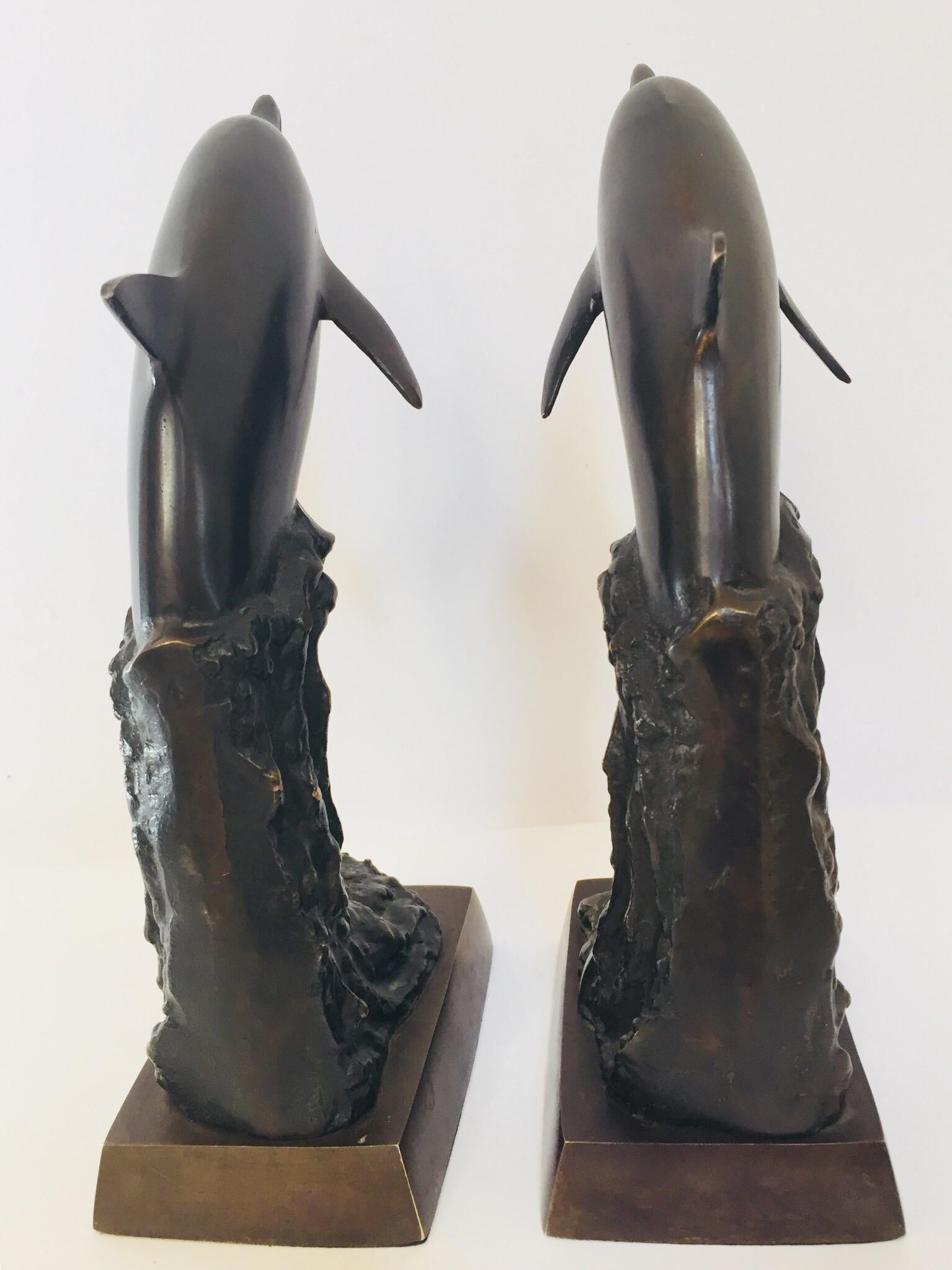 Paar Delphine-Bronze-Buchstützen, Vintage (amerikanisch) im Angebot