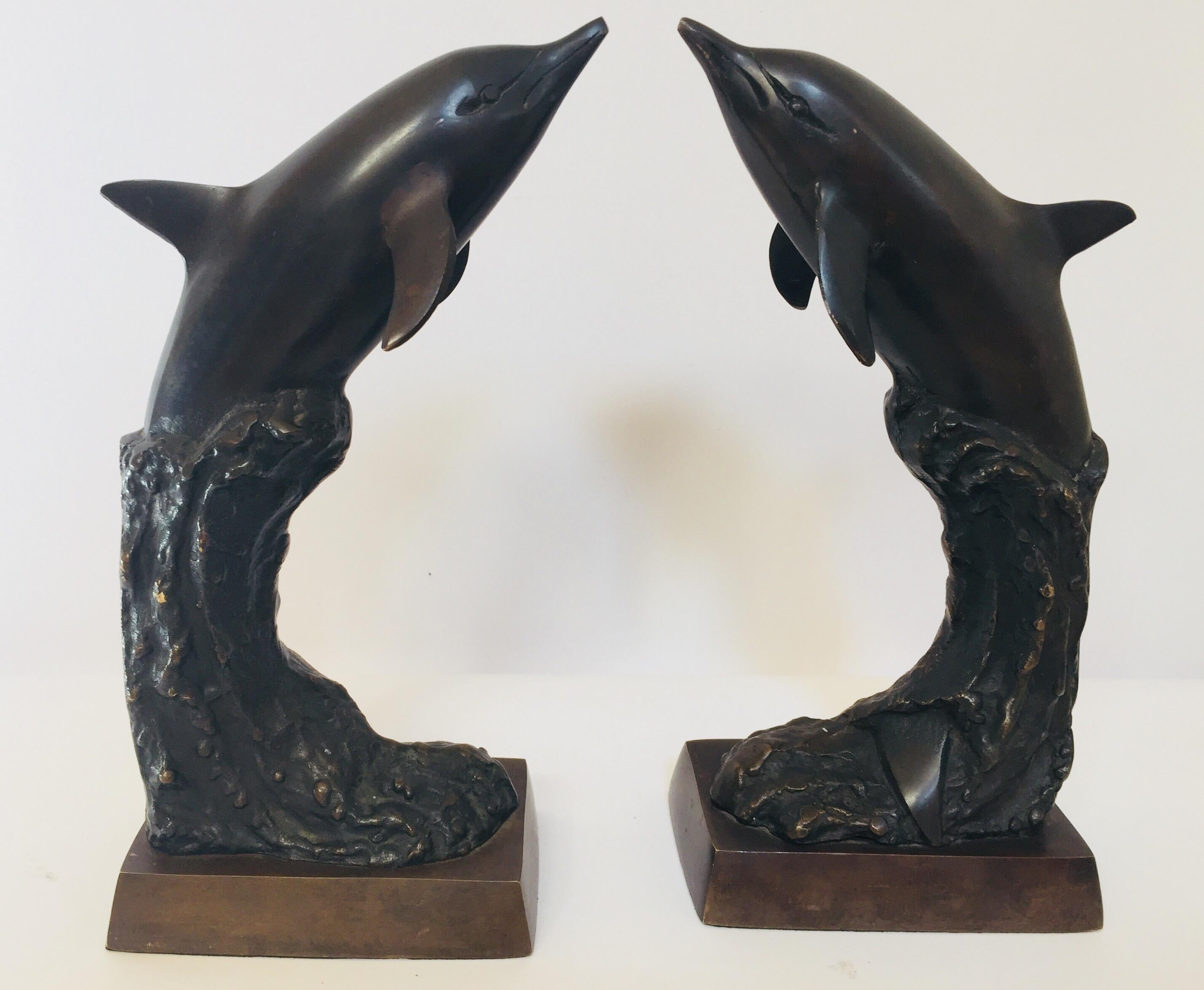 Moulage Paire de serre-livres vintage en bronze avec dauphins en vente