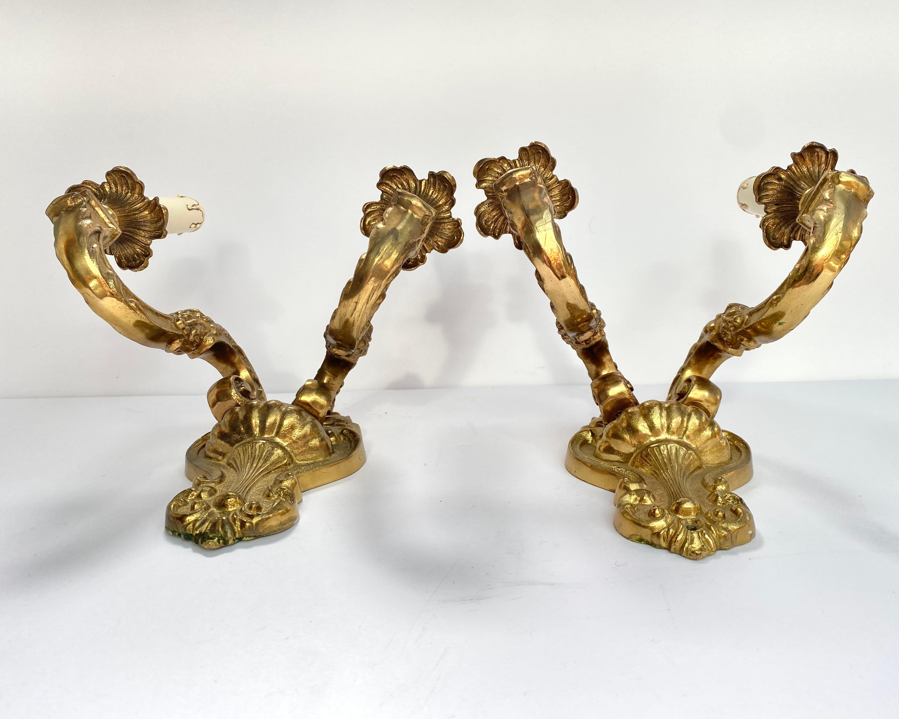 Francese Coppia vintage di applique a doppio braccio / Sconces in bronzo francese, 1960 in vendita