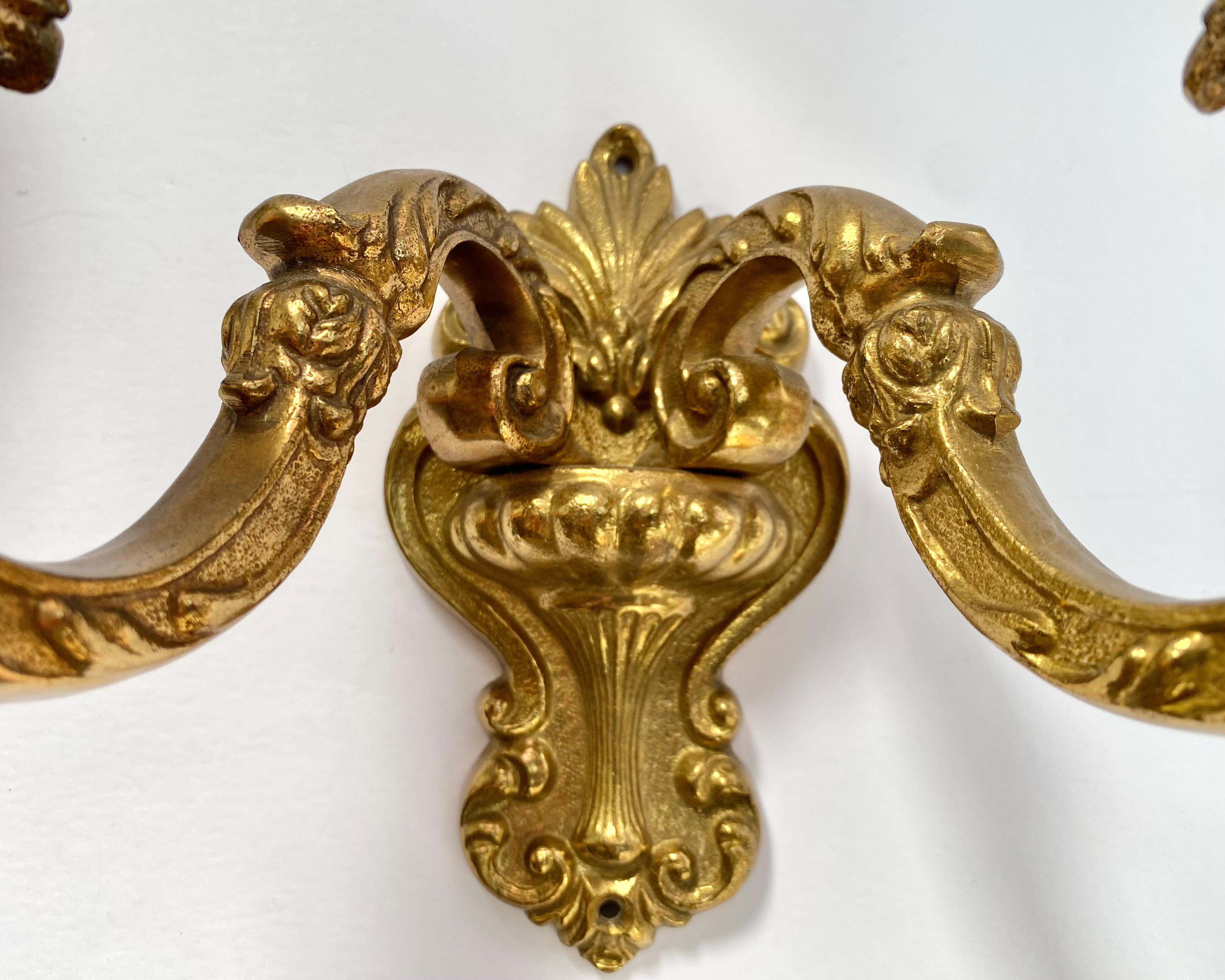 Coppia vintage di applique a doppio braccio / Sconces in bronzo francese, 1960 In condizioni ottime in vendita a Bastogne, BE