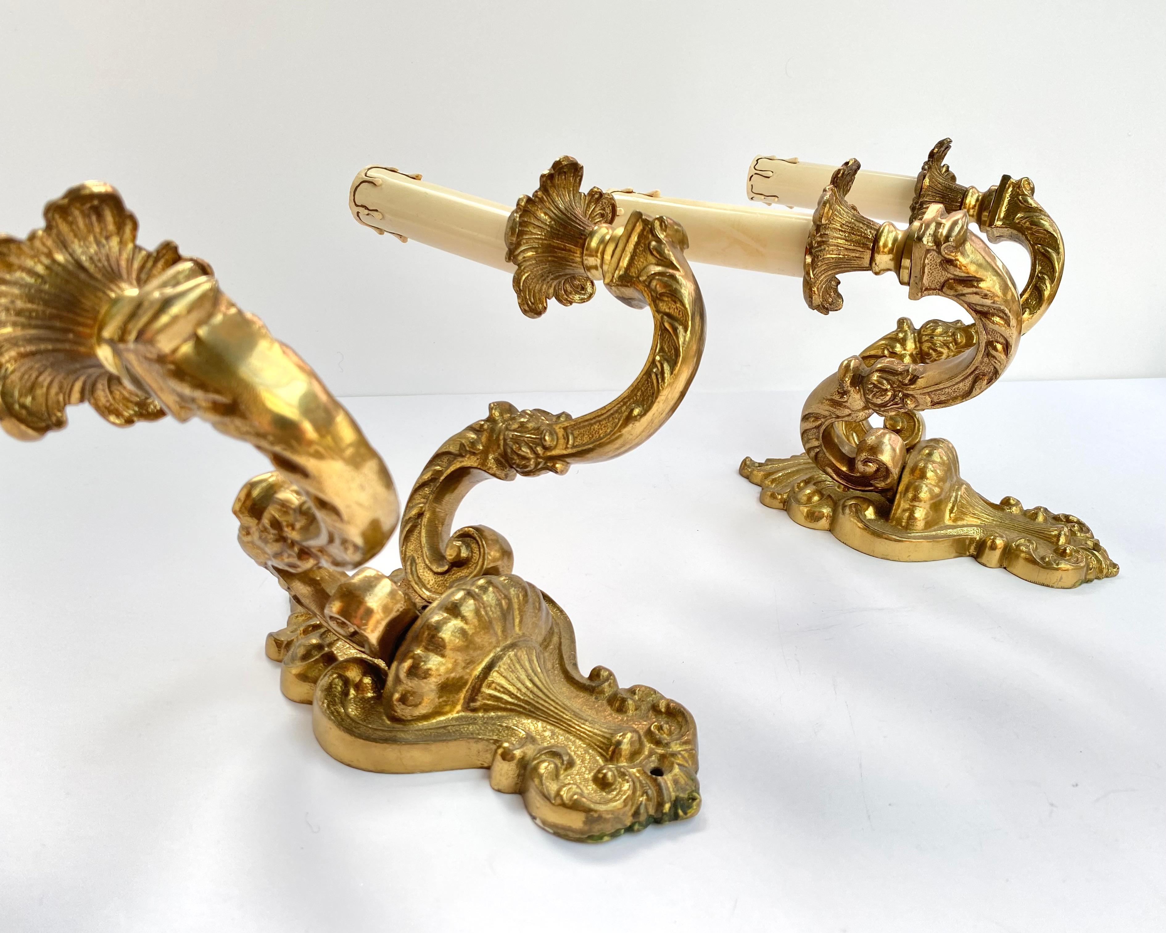 Metà XX secolo Coppia vintage di applique a doppio braccio / Sconces in bronzo francese, 1960 in vendita