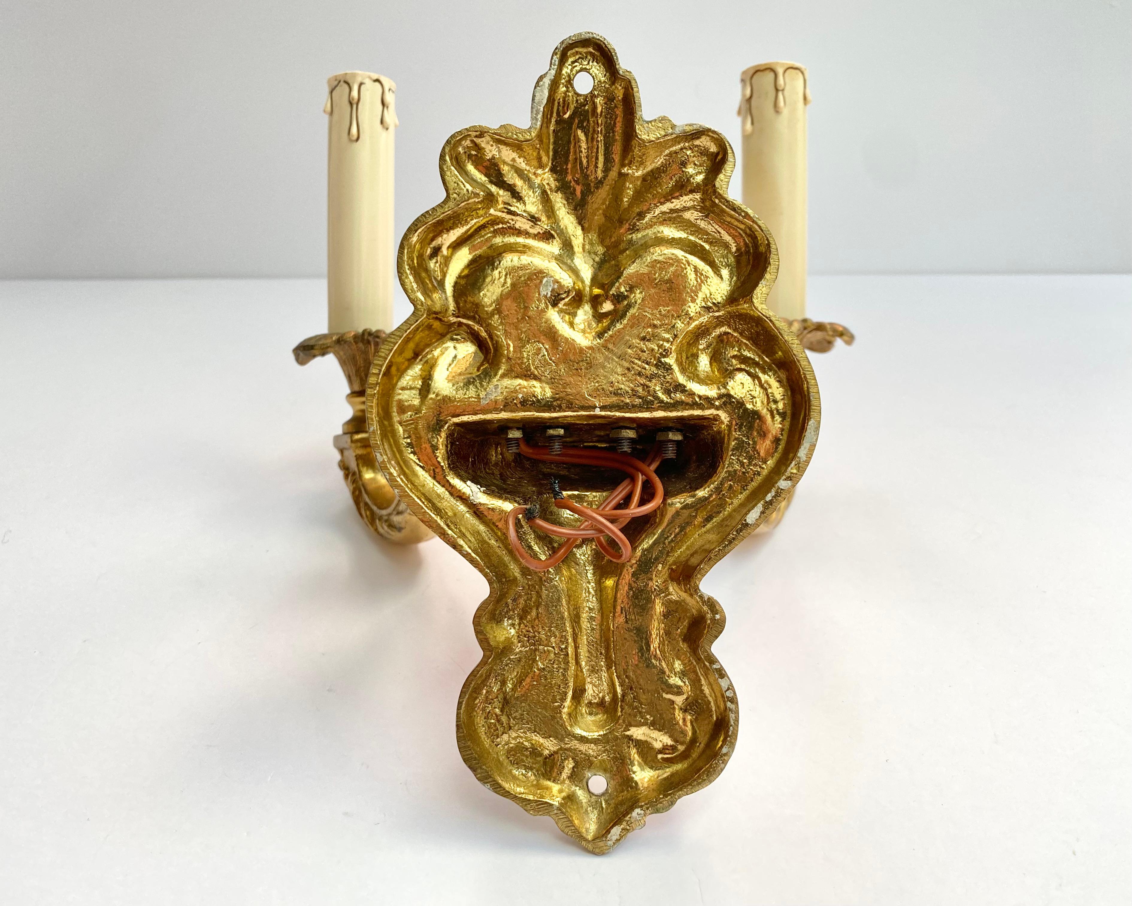 Bronzo Coppia vintage di applique a doppio braccio / Sconces in bronzo francese, 1960 in vendita