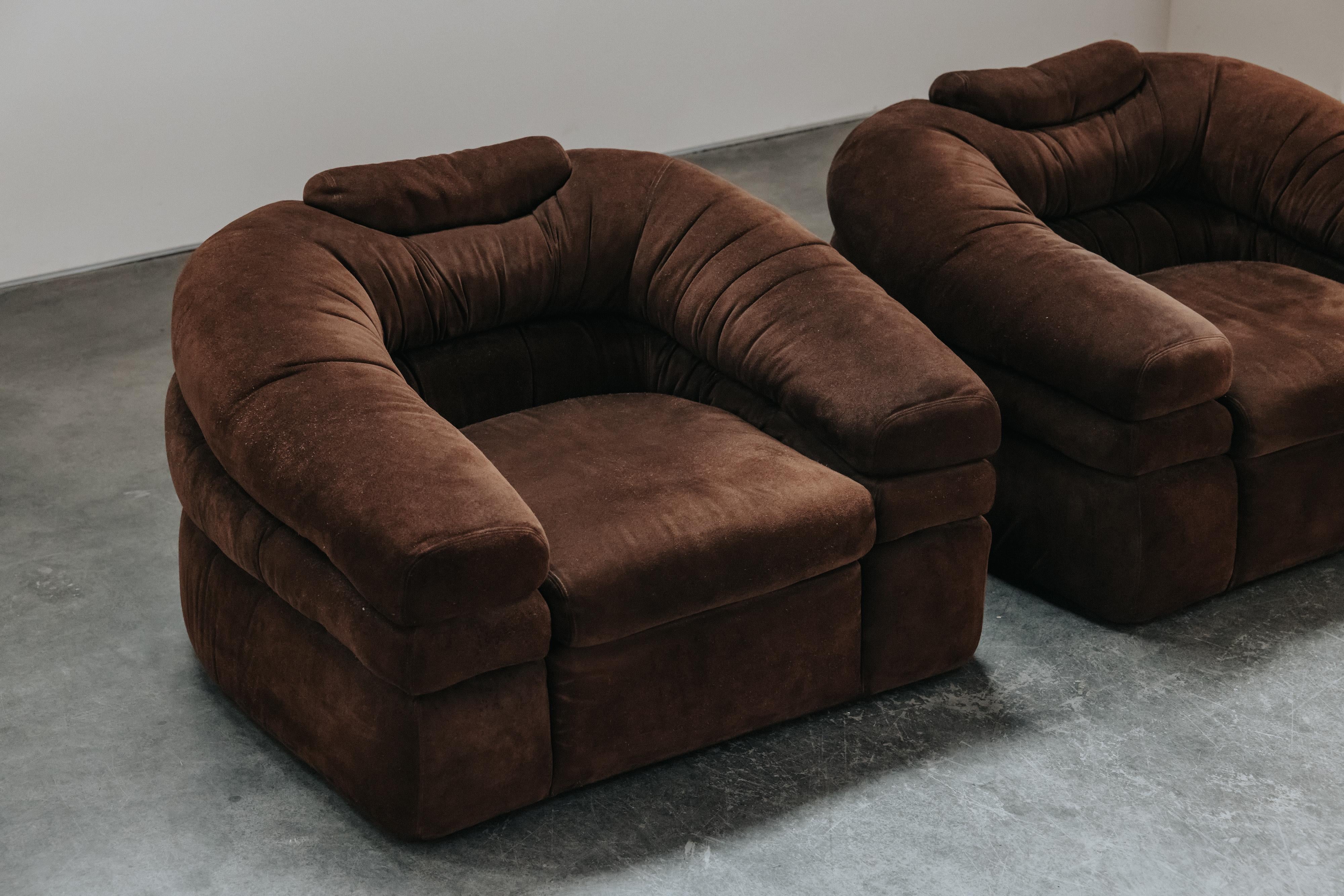 Vintage Paire de chaises longues en daim D'Urbino De Pas d'Italie, Circa 1970.  Modèle très confortable avec une belle sellerie d'origine en cuir suédé.  Belle patine.
