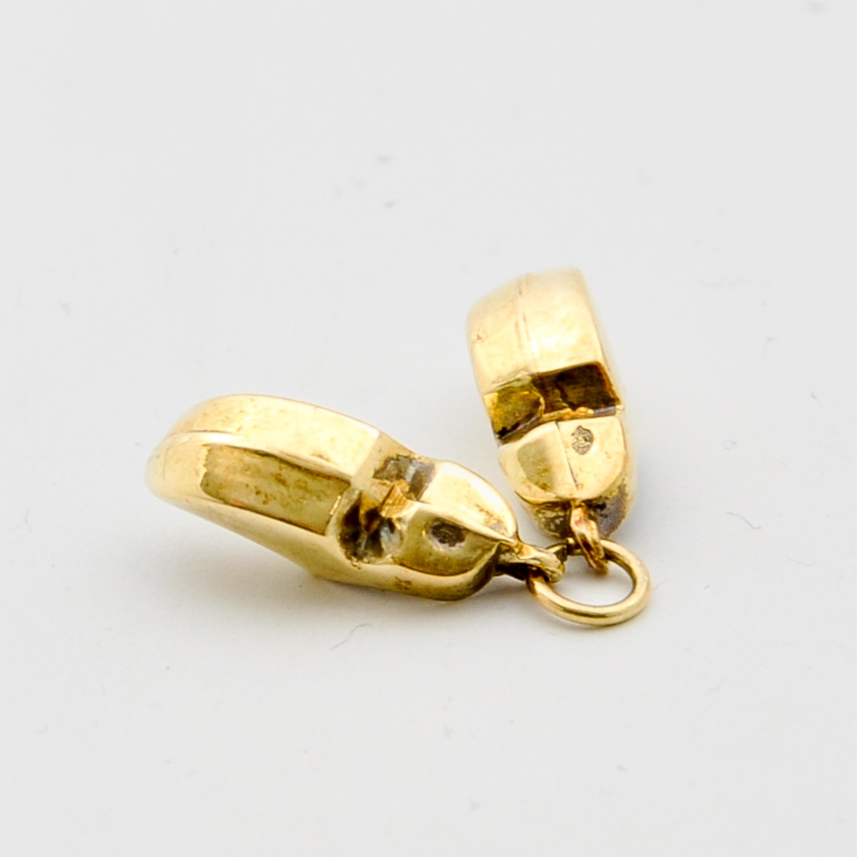 Vintage Pair of Dutch Wooden Shoes 14K Gold Charm Pendant In Good Condition In Rotterdam, NL