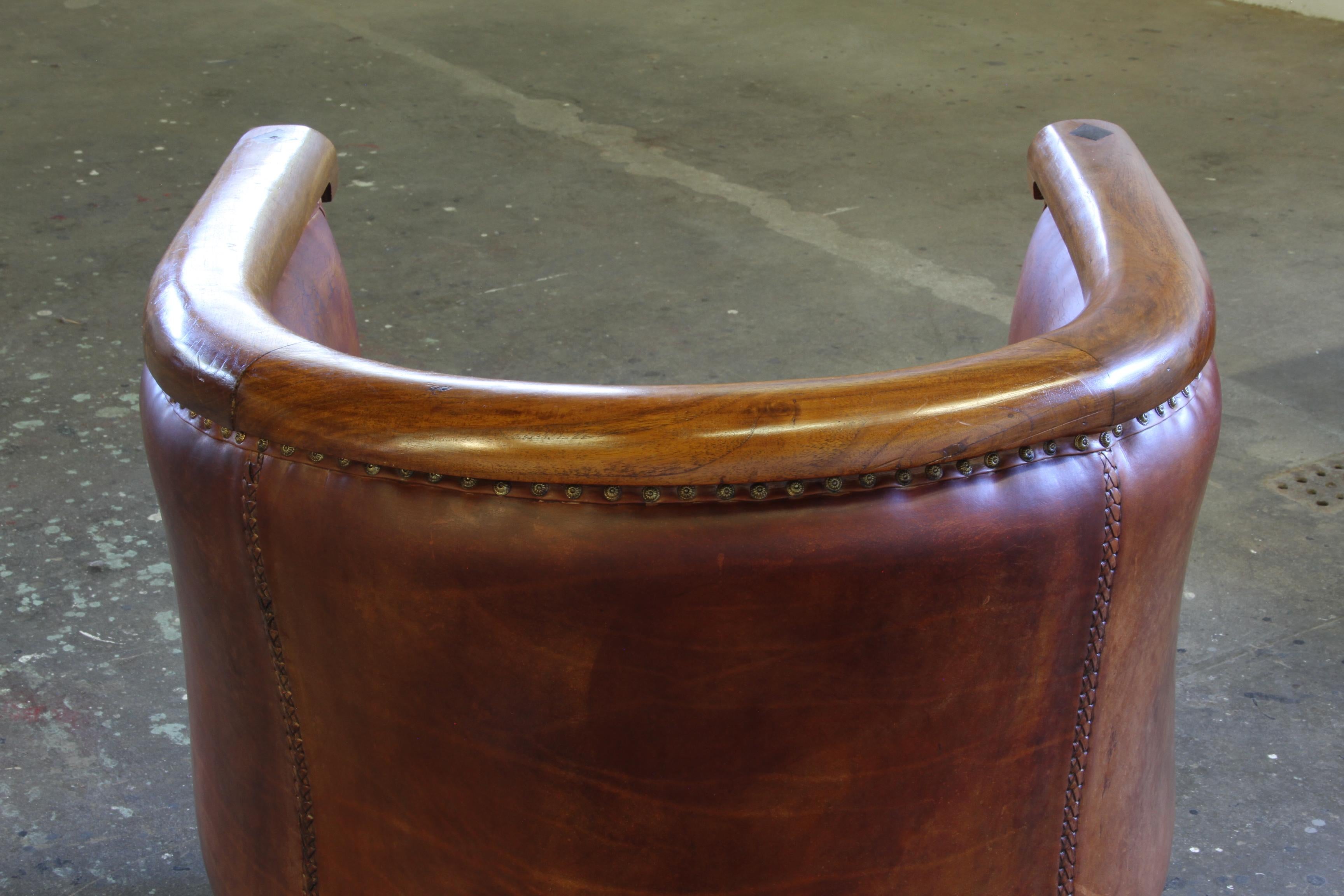 Paire vintage de chaises Club en cuir du début du 20e siècle, Danish Modern Lounge en vente 3