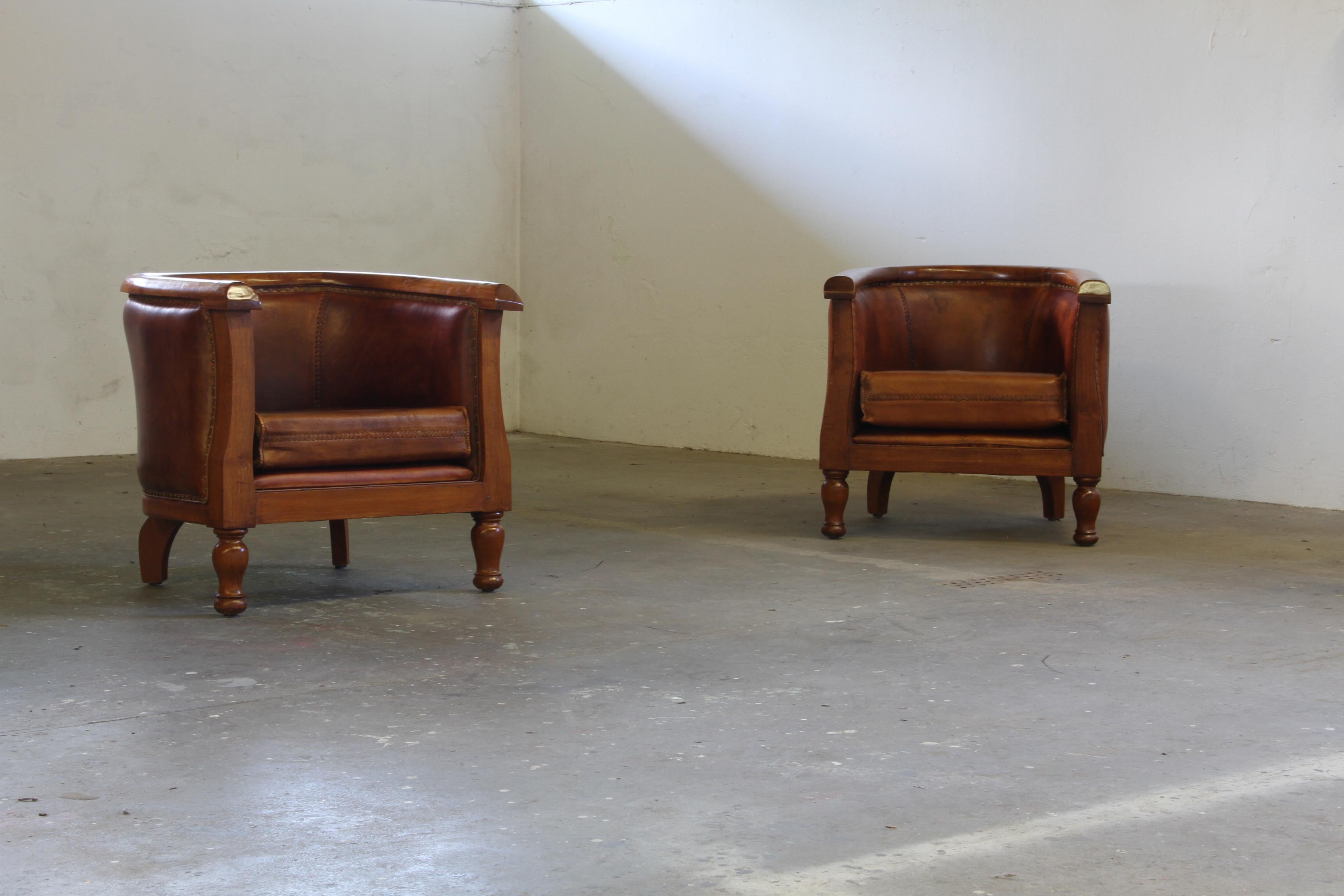 Paire vintage de chaises Club en cuir du début du 20e siècle, Danish Modern Lounge en vente 8