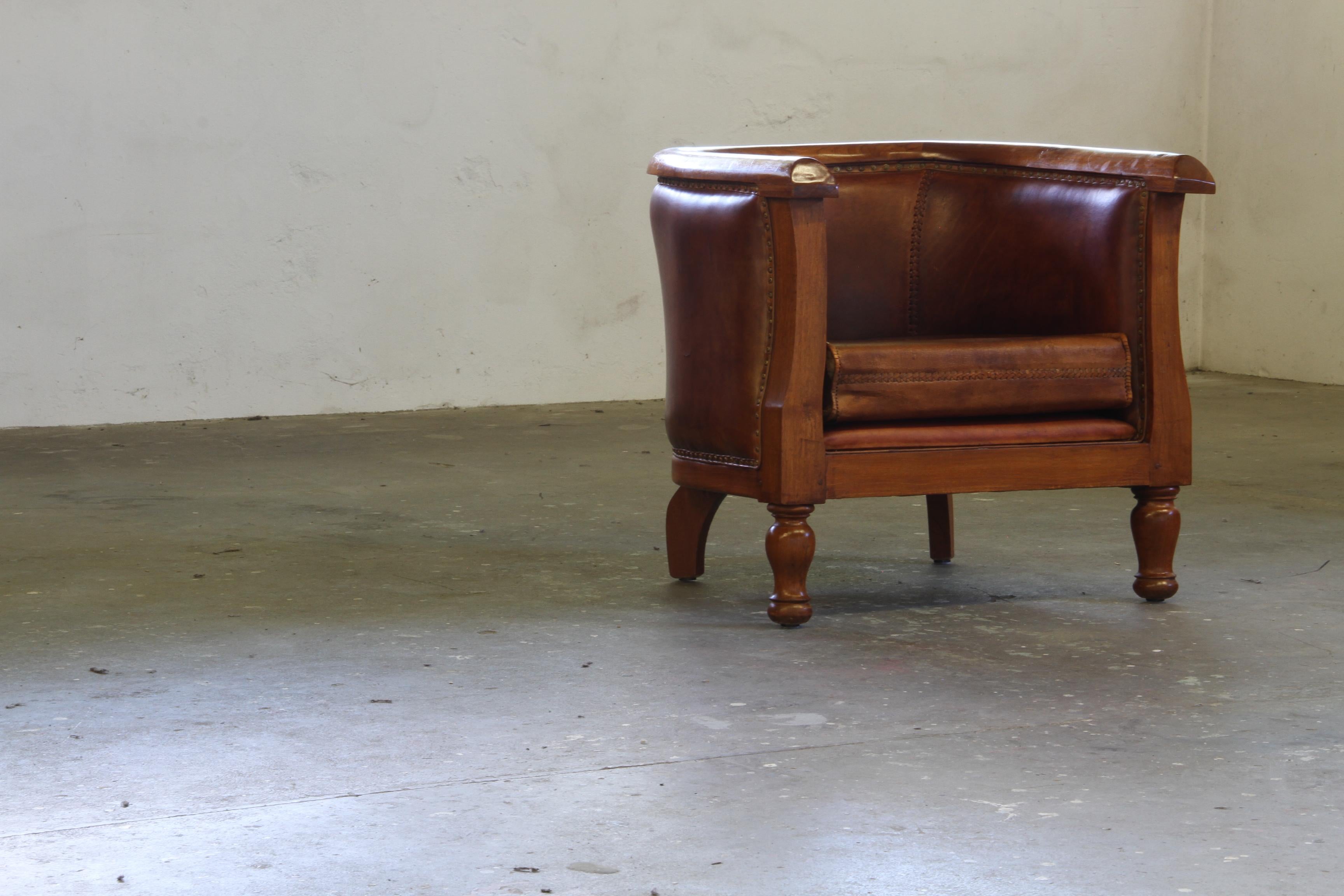 Paire vintage de chaises Club en cuir du début du 20e siècle, Danish Modern Lounge en vente 9