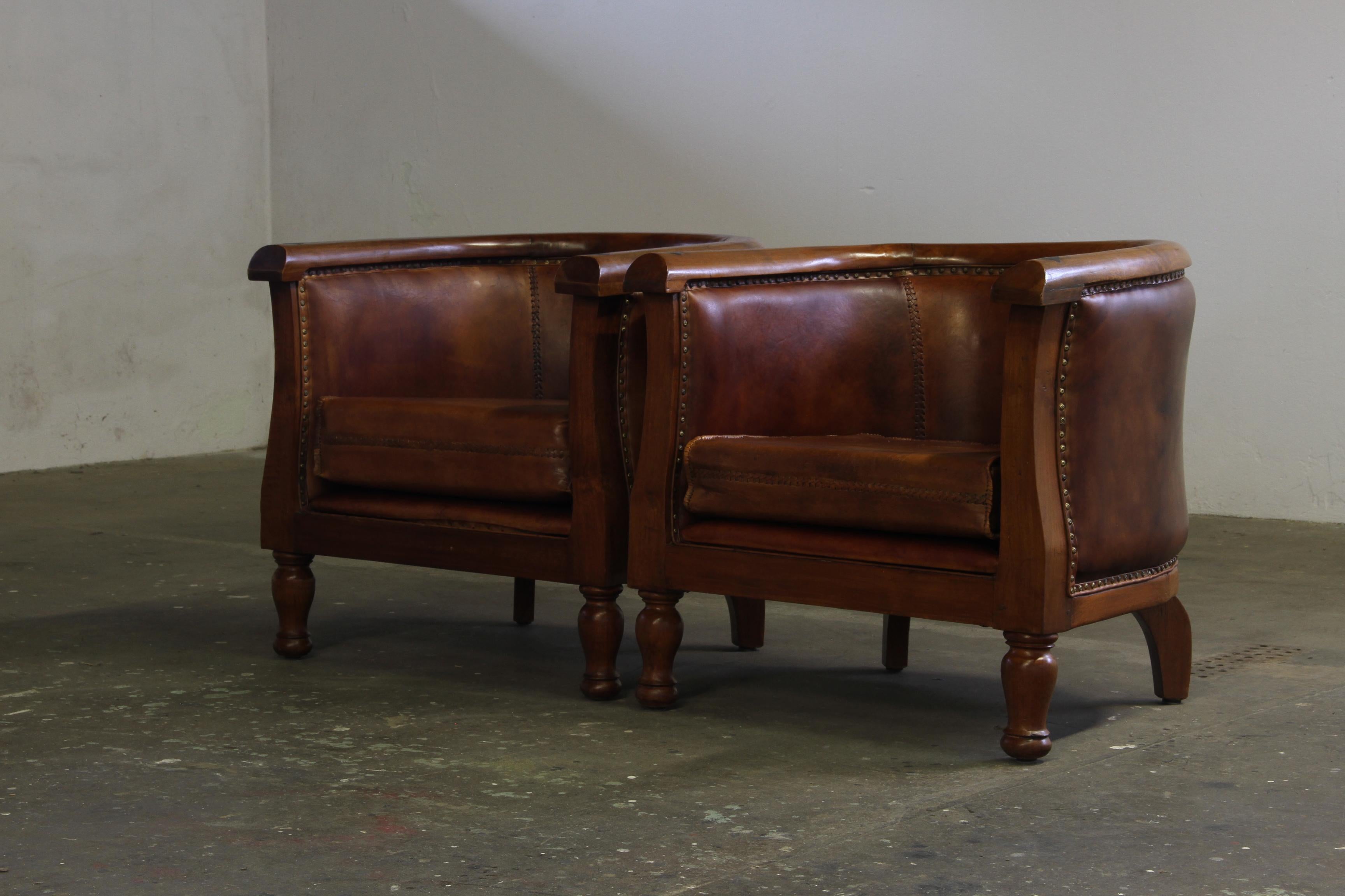 Milieu du XXe siècle Paire vintage de chaises Club en cuir du début du 20e siècle, Danish Modern Lounge en vente