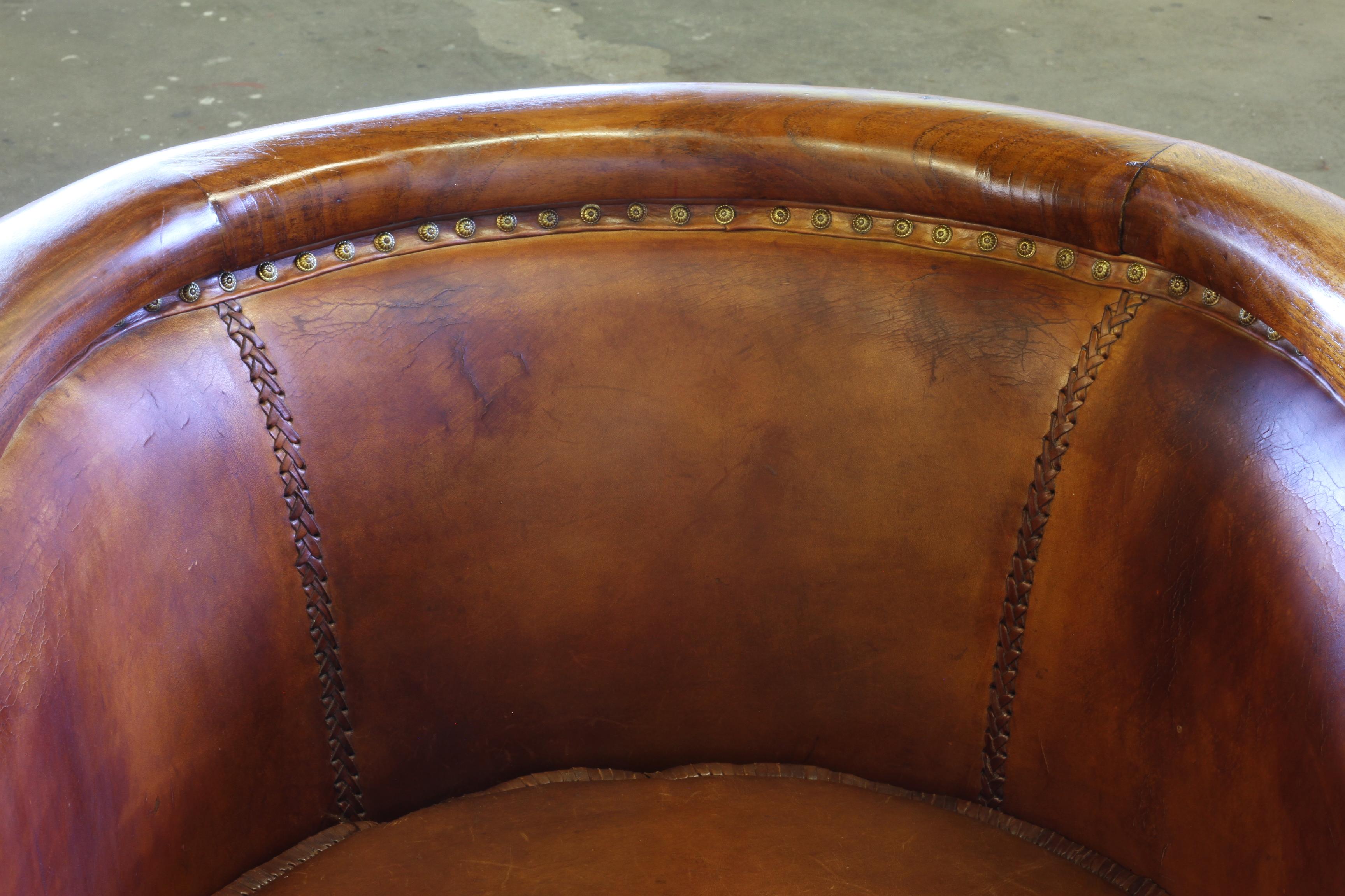 Paire vintage de chaises Club en cuir du début du 20e siècle, Danish Modern Lounge en vente 1