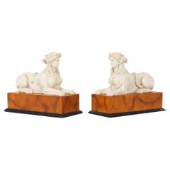 Paire de sphinx couchés égyptiens de couleur crème, 20e siècle