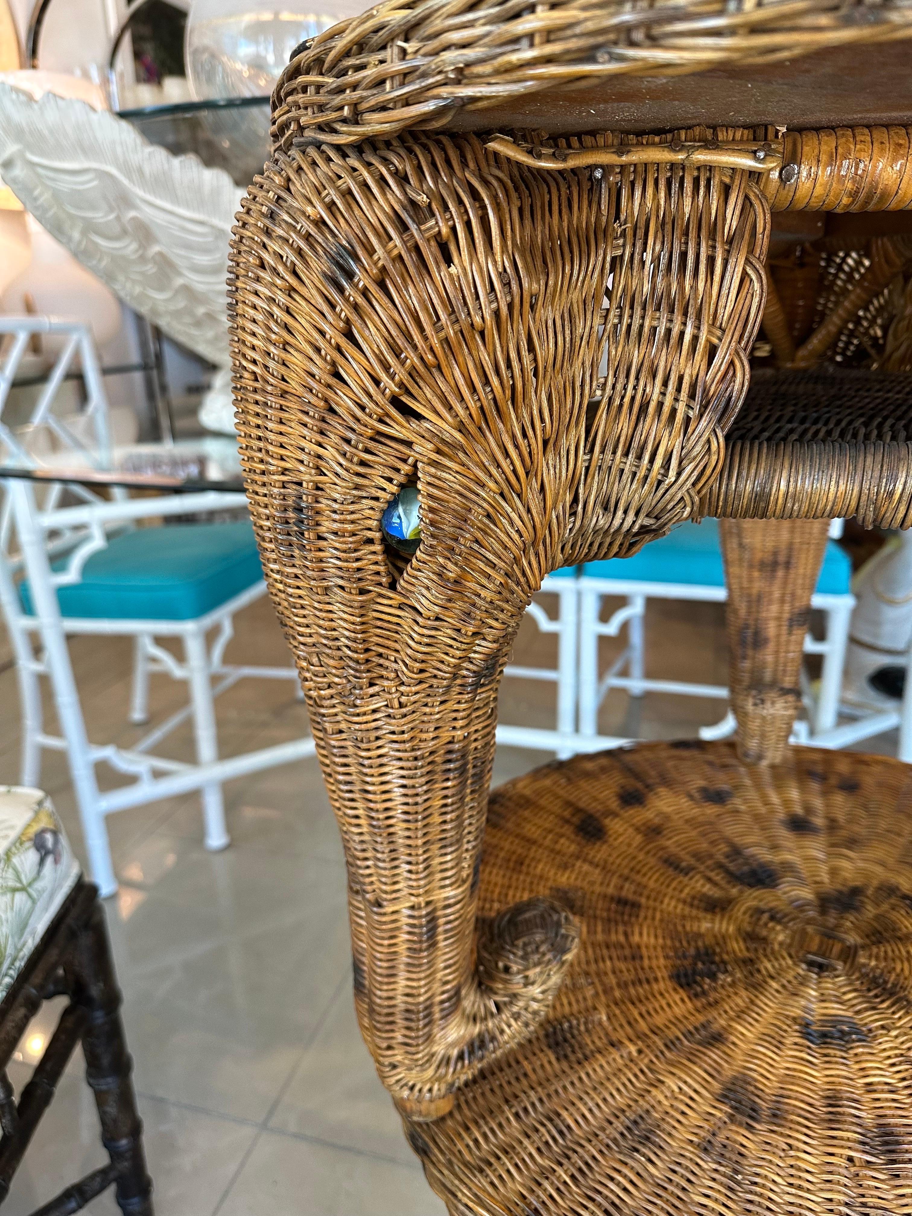 Américain Paire de tables d'appoint vintage en osier et rotin éléphant avec yeux en verre et marbre  en vente