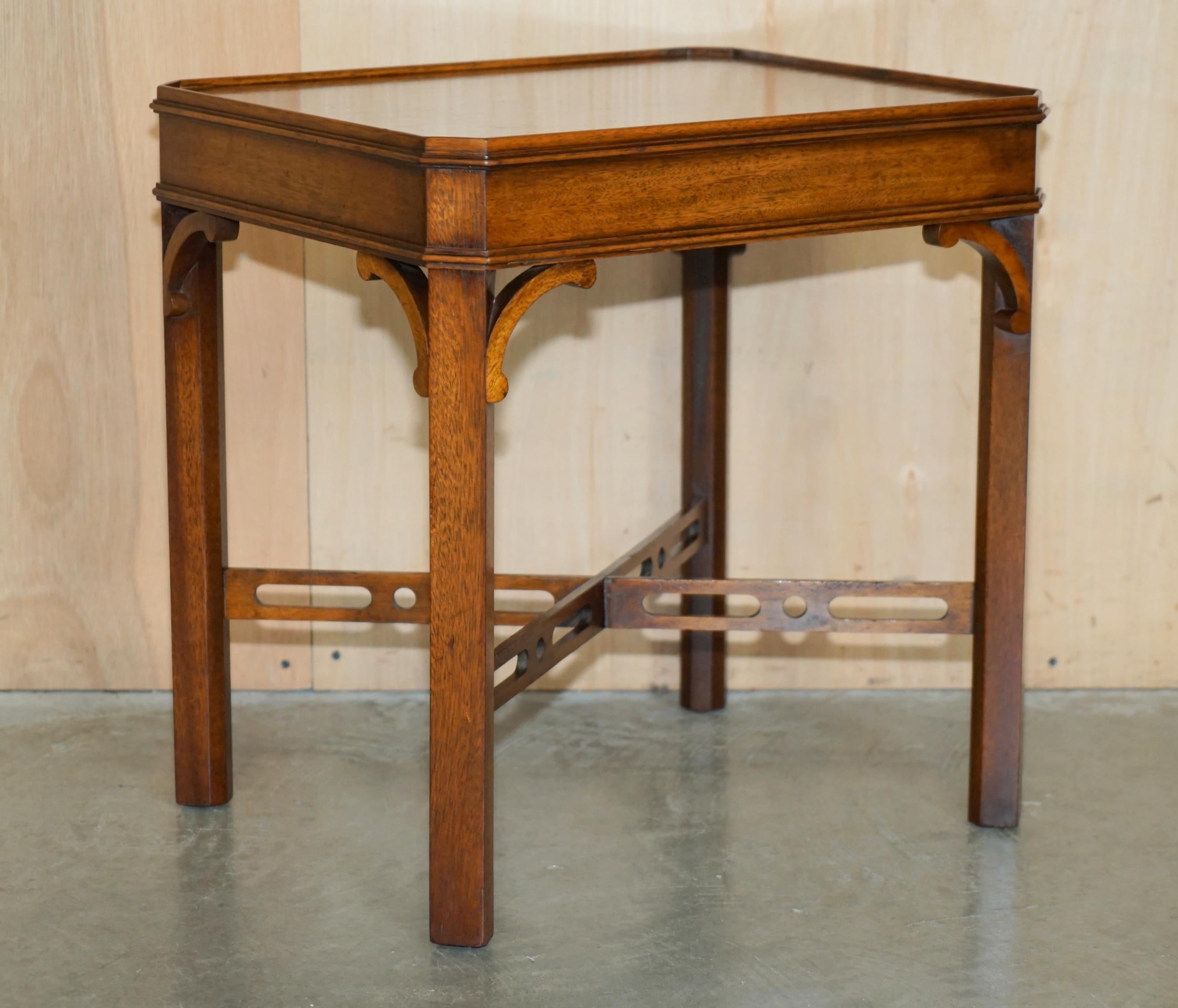 Chippendale VINTAGE PAIR OF ENGLISH MAHOGANY THOMAS CHIPPENDALE STYLE SIDE END LAMP TABLEs For Sale