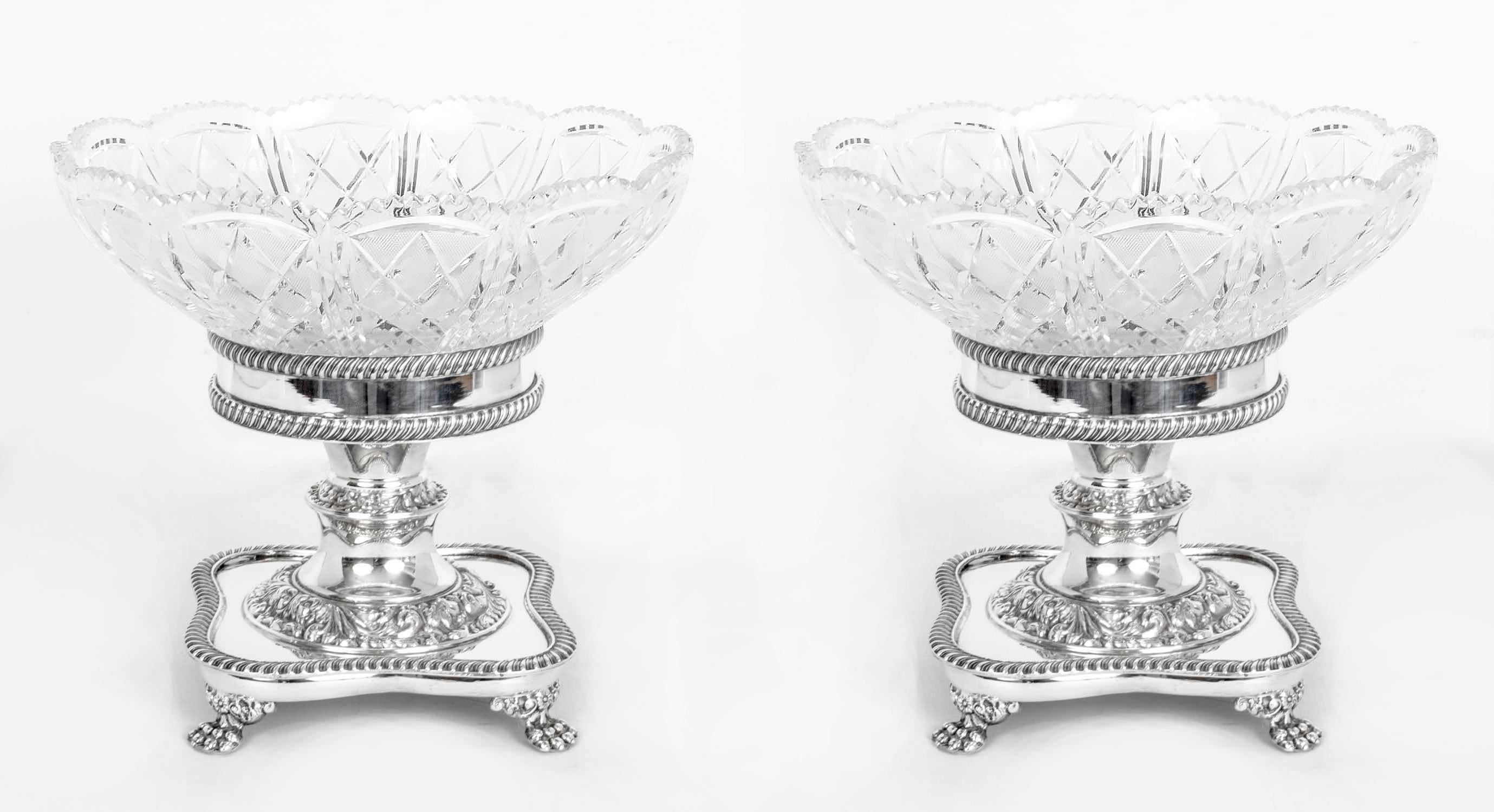 Dies ist eine atemberaubende Vintage Paar Englisch Silber Platte und geschliffenem Glas Kompotte in der viktorianischen Stil, aus dem späten 20.

Aus Silberblech auf Kupfer gefertigt, ist die Handwerkskunst in allen Aspekten dieses Paares