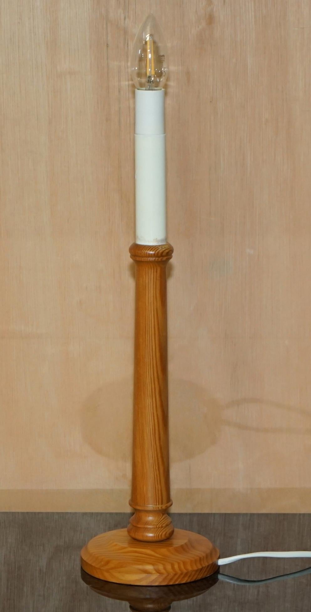 ViNTAGE PAR DE LÁMPARAS DE MESA INGLÉS DE ROBLE TIGRE CON VELAS CIRCA 1970'S Moderno de mediados de siglo en venta