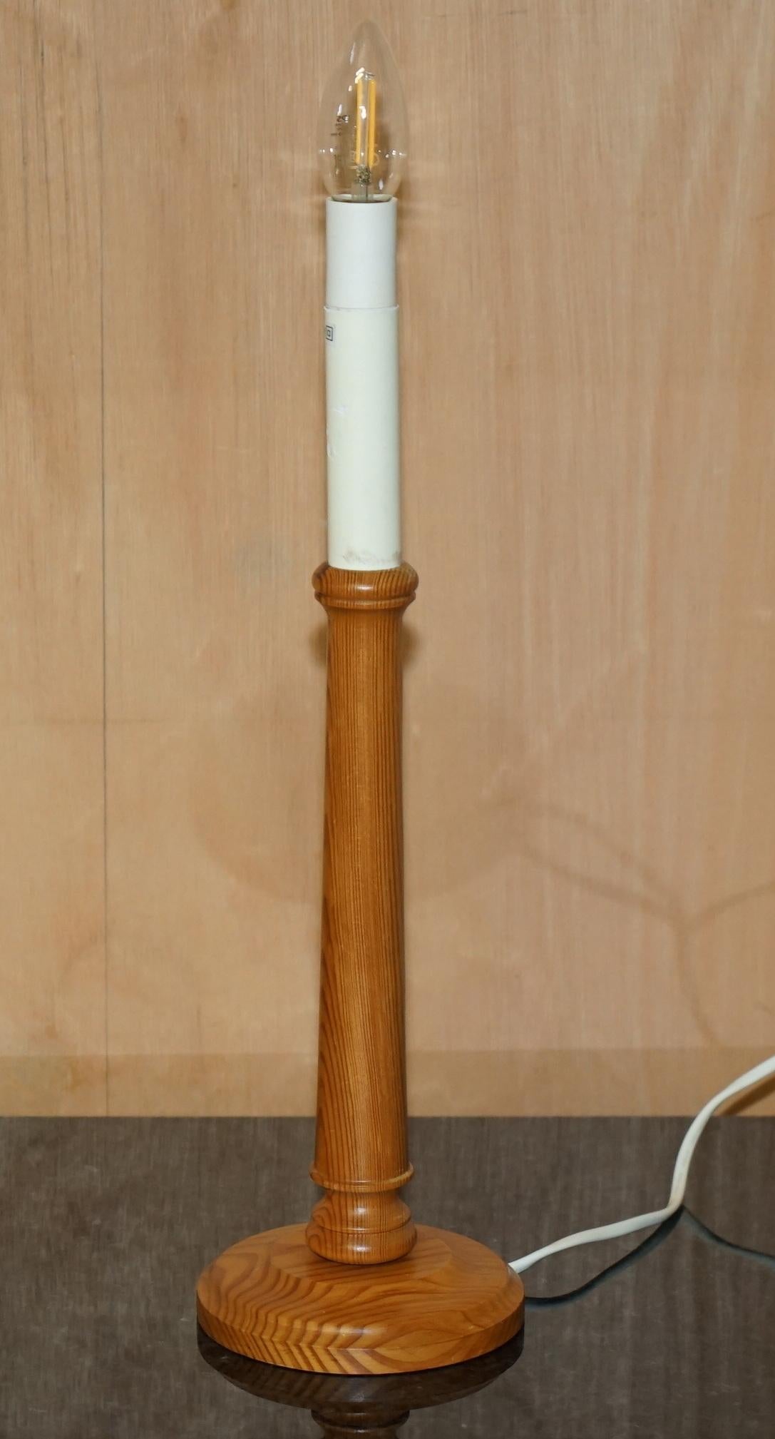 ViNTAGE PAR DE LÁMPARAS DE MESA INGLÉS DE ROBLE TIGRE CON VELAS CIRCA 1970'S Inglés en venta